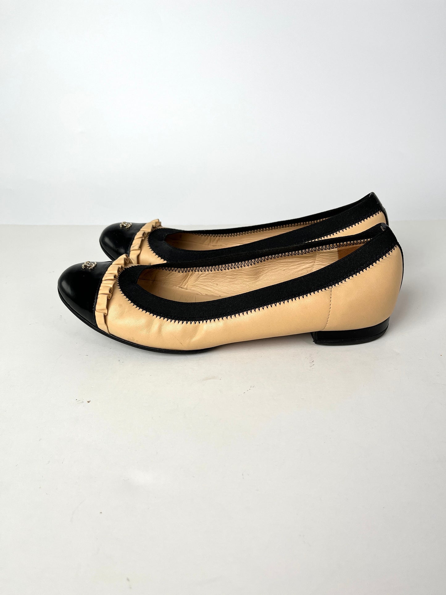 CHANEL Bicolor CC Logo Beige Black Ruffle Ballerina Leather Flats 37.5 7