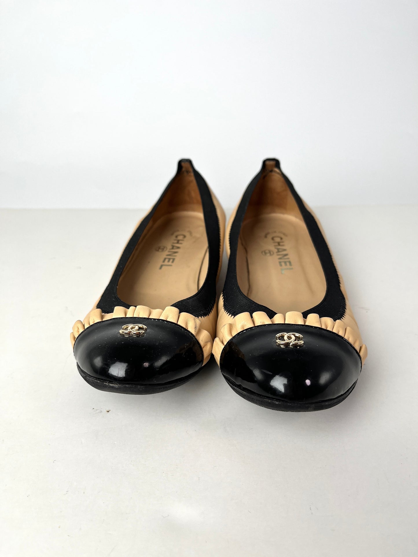 CHANEL Bicolor CC Logo Beige Black Ruffle Ballerina Leather Flats 37.5 7