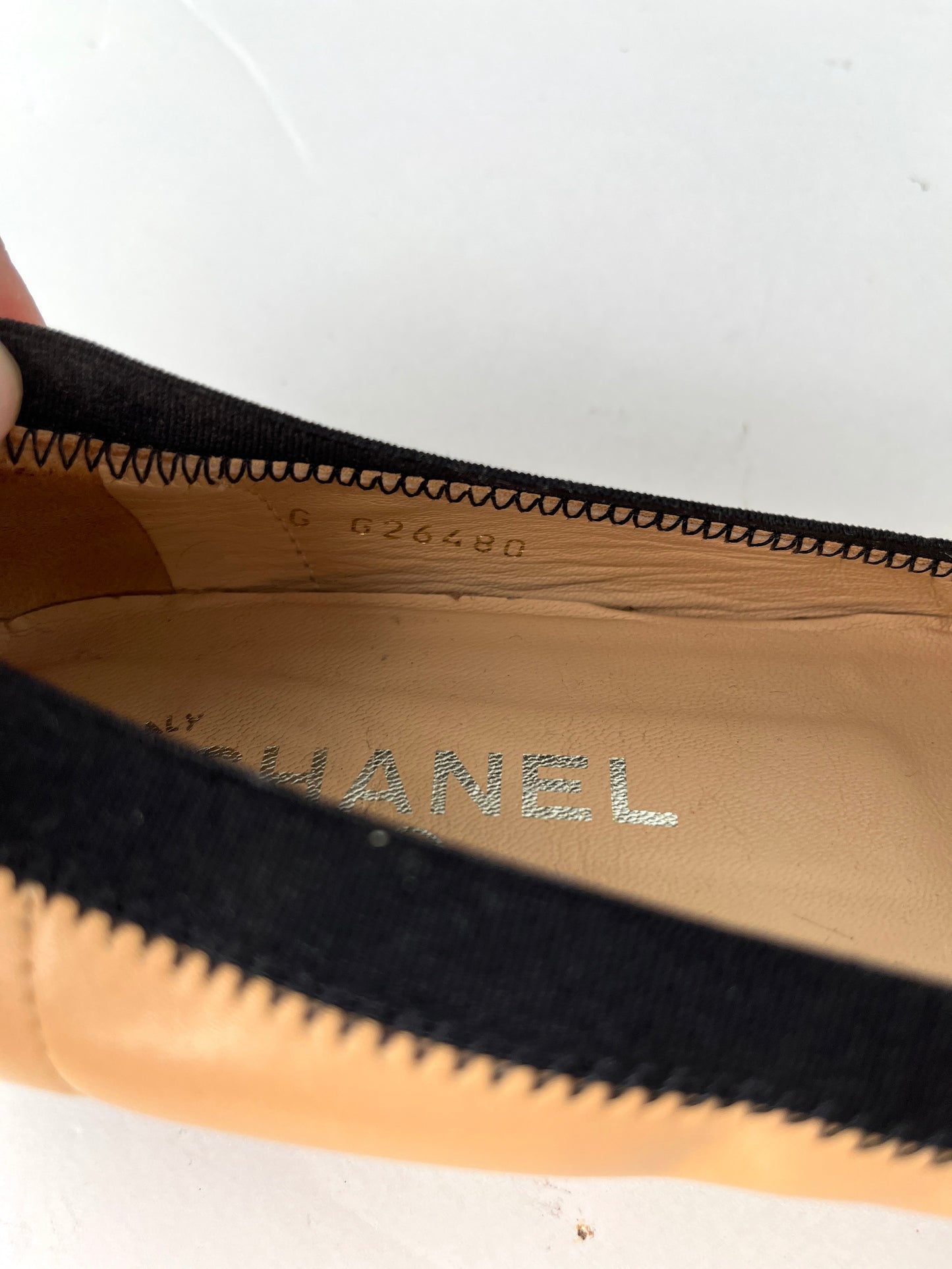 CHANEL Bicolor CC Logo Beige Black Ruffle Ballerina Leather Flats 37.5 7