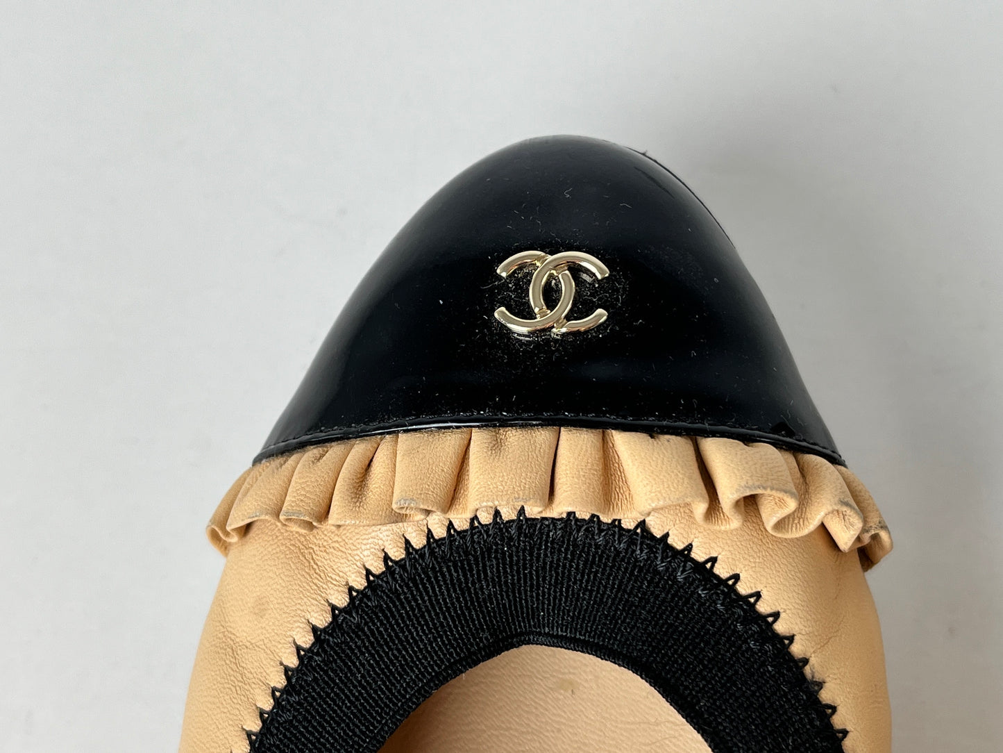CHANEL Bicolor CC Logo Beige Black Ruffle Ballerina Leather Flats 37.5 7