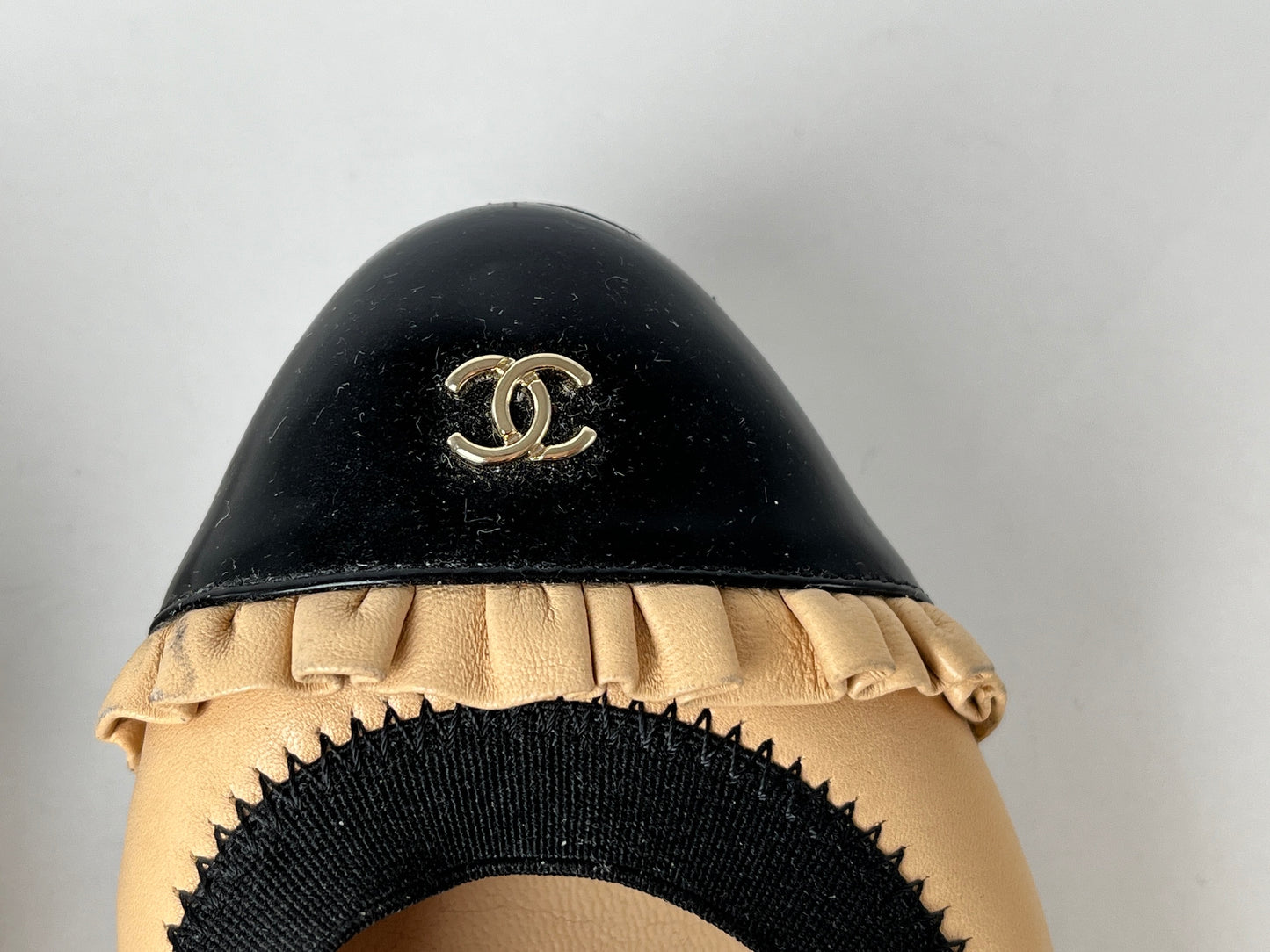 CHANEL Bicolor CC Logo Beige Black Ruffle Ballerina Leather Flats 37.5 7
