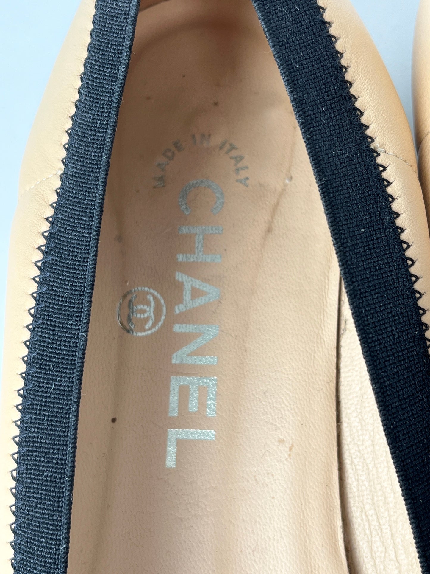CHANEL Bicolor CC Logo Beige Black Ruffle Ballerina Leather Flats 37.5 7