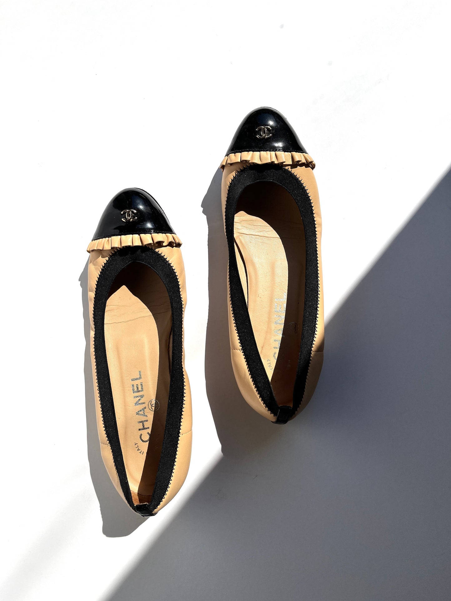 CHANEL Bicolor CC Logo Beige Black Ruffle Ballerina Leather Flats 37.5 7