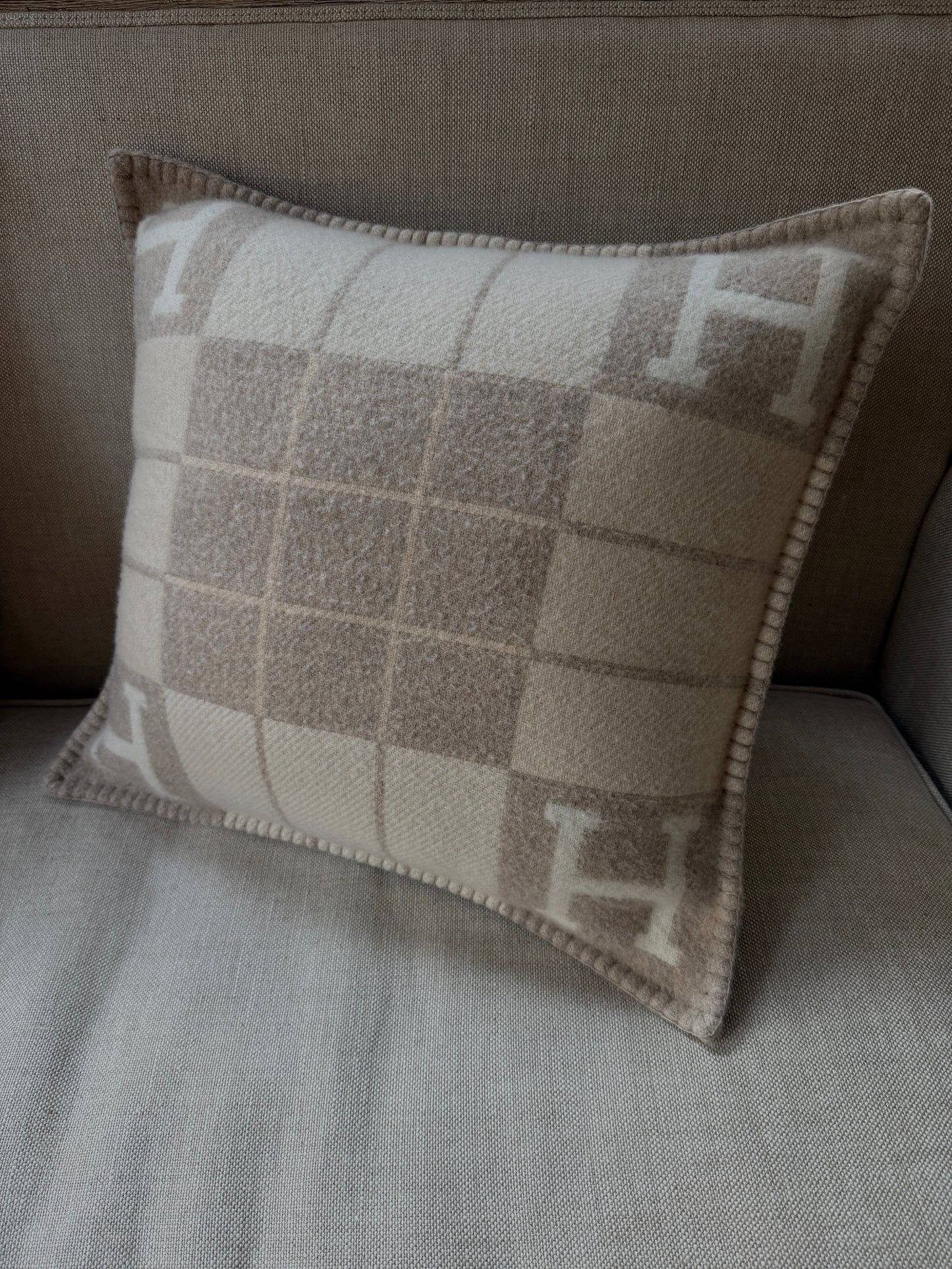 HERMES Wool Cashmere Avalon III Coco Camomille Small Square Pillow