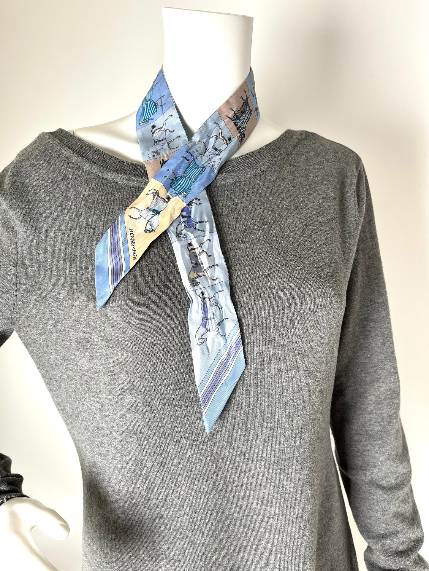 Hermes Blue Couvertures Nouvelles Horse Print Ciel Marine Sable Silk Twilly Scarf