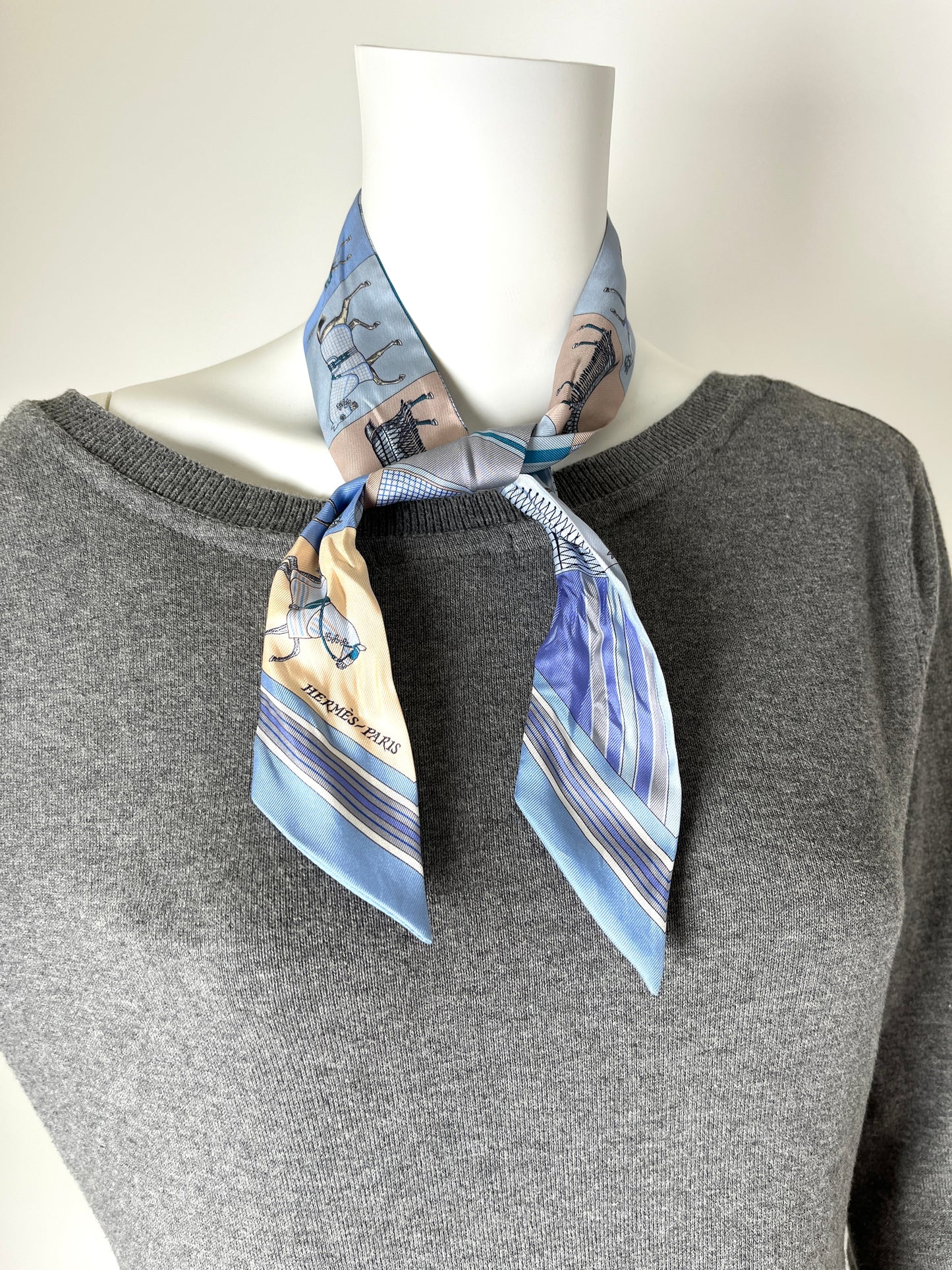 Hermes Blue Couvertures Nouvelles Horse Print Ciel Marine Sable Silk Twilly Scarf