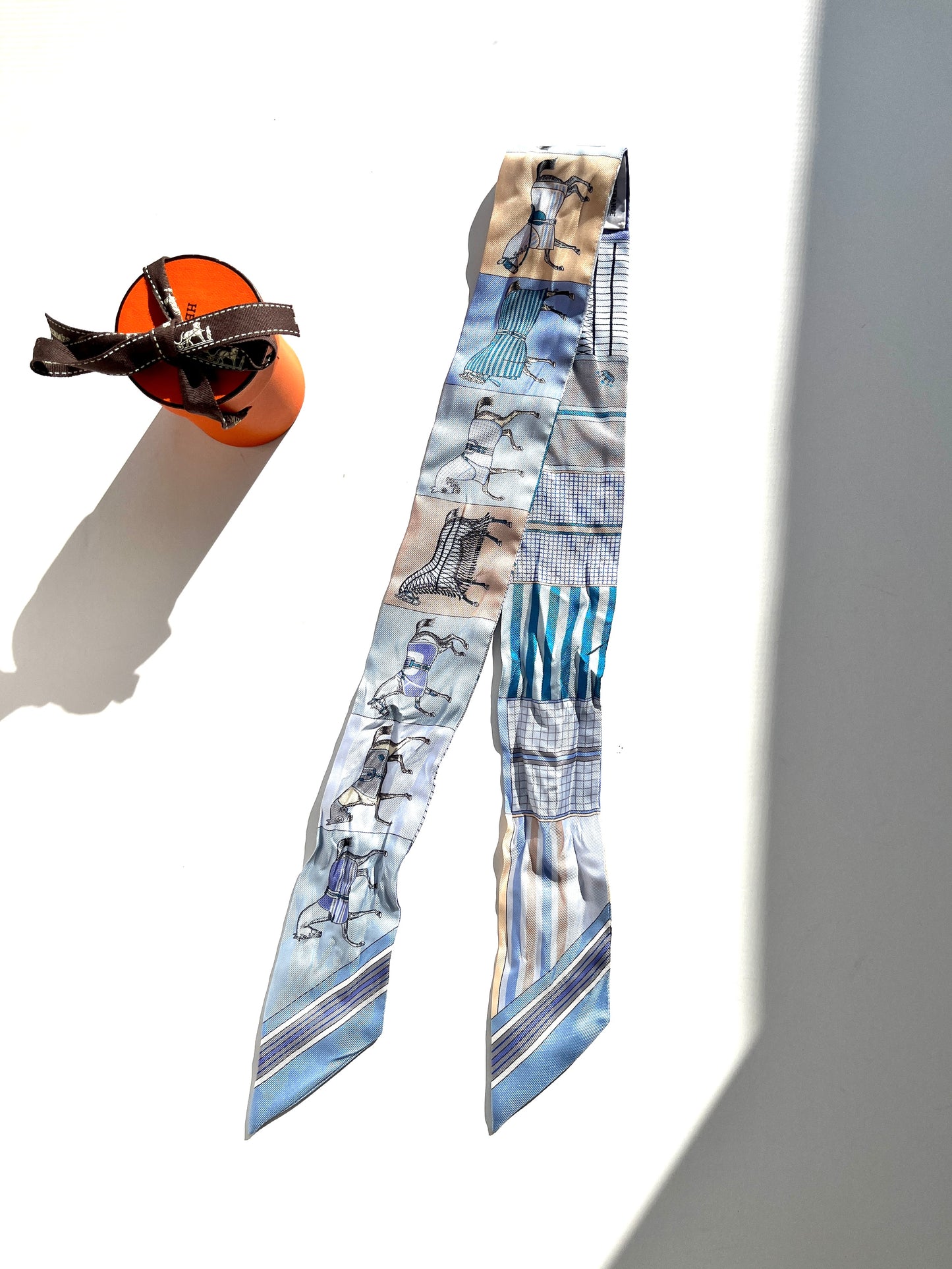 Hermes Blue Couvertures Nouvelles Horse Print Ciel Marine Sable Silk Twilly Scarf