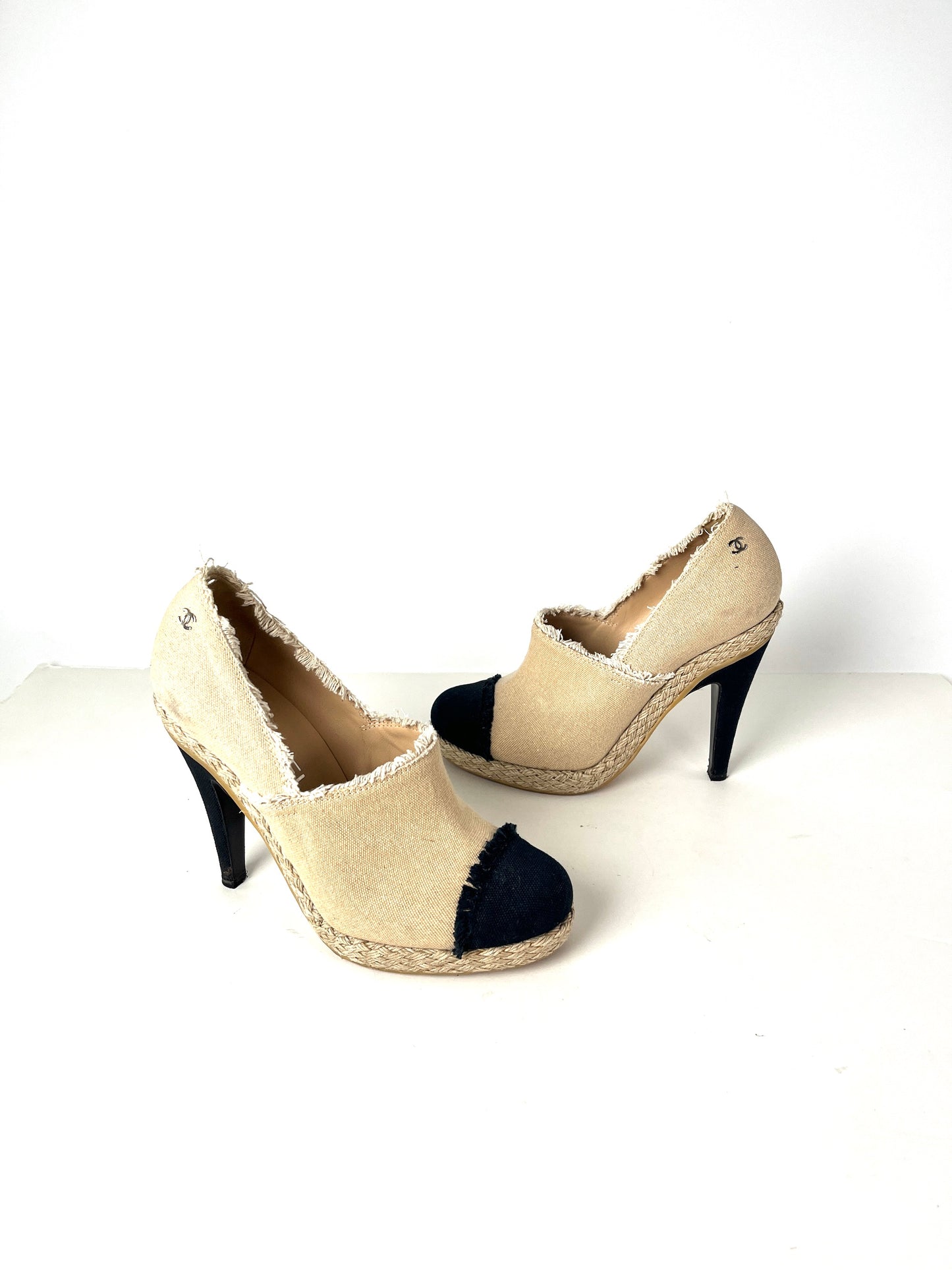 CHANEL 2014 Cap Toe Frayed Canvas Bi Color Beige Black Espadrille Pumps 39 8.5