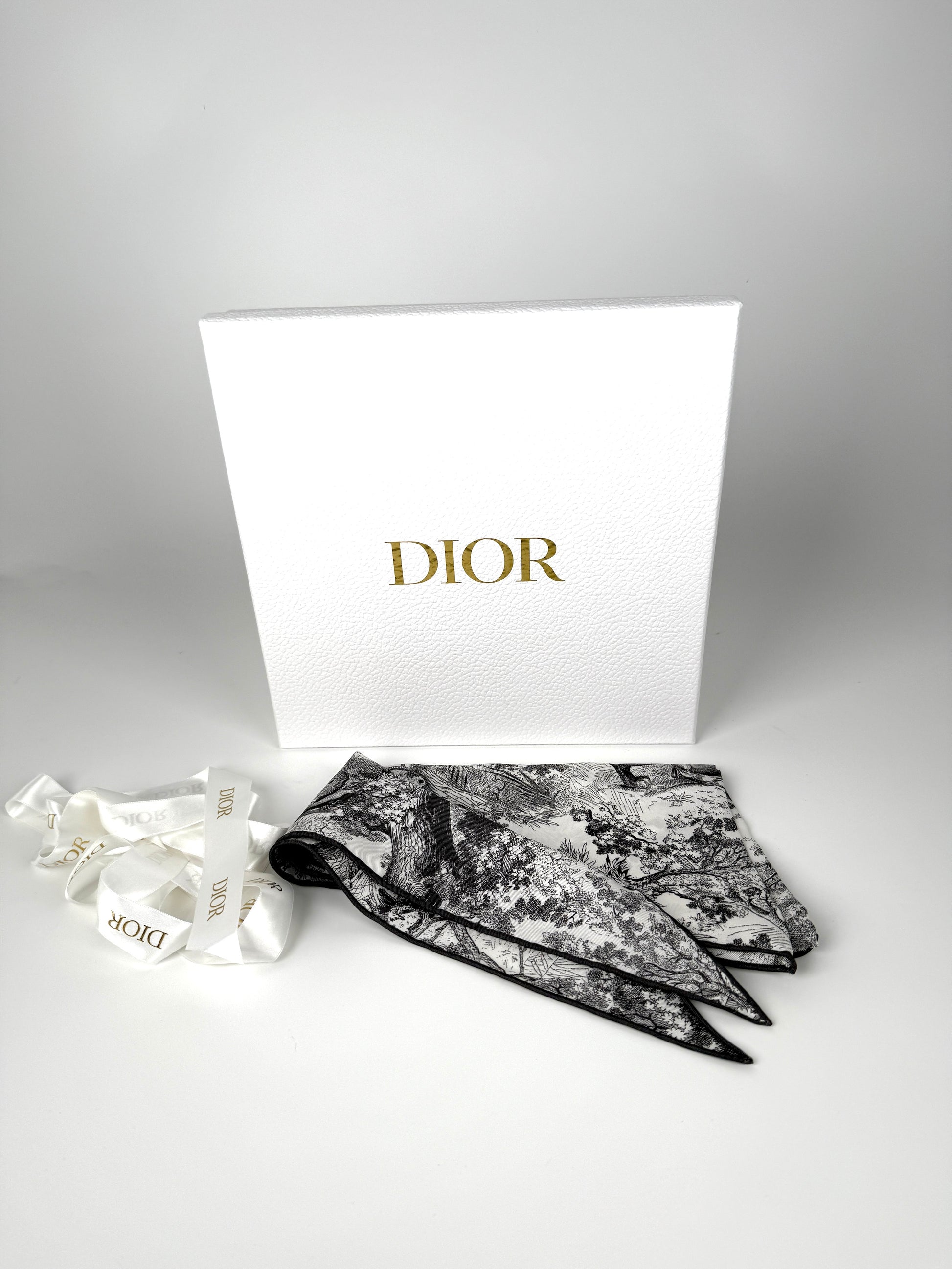 New Christian Dior Toile de Jouy Sauvage Diamond Silk Gray White Scarf