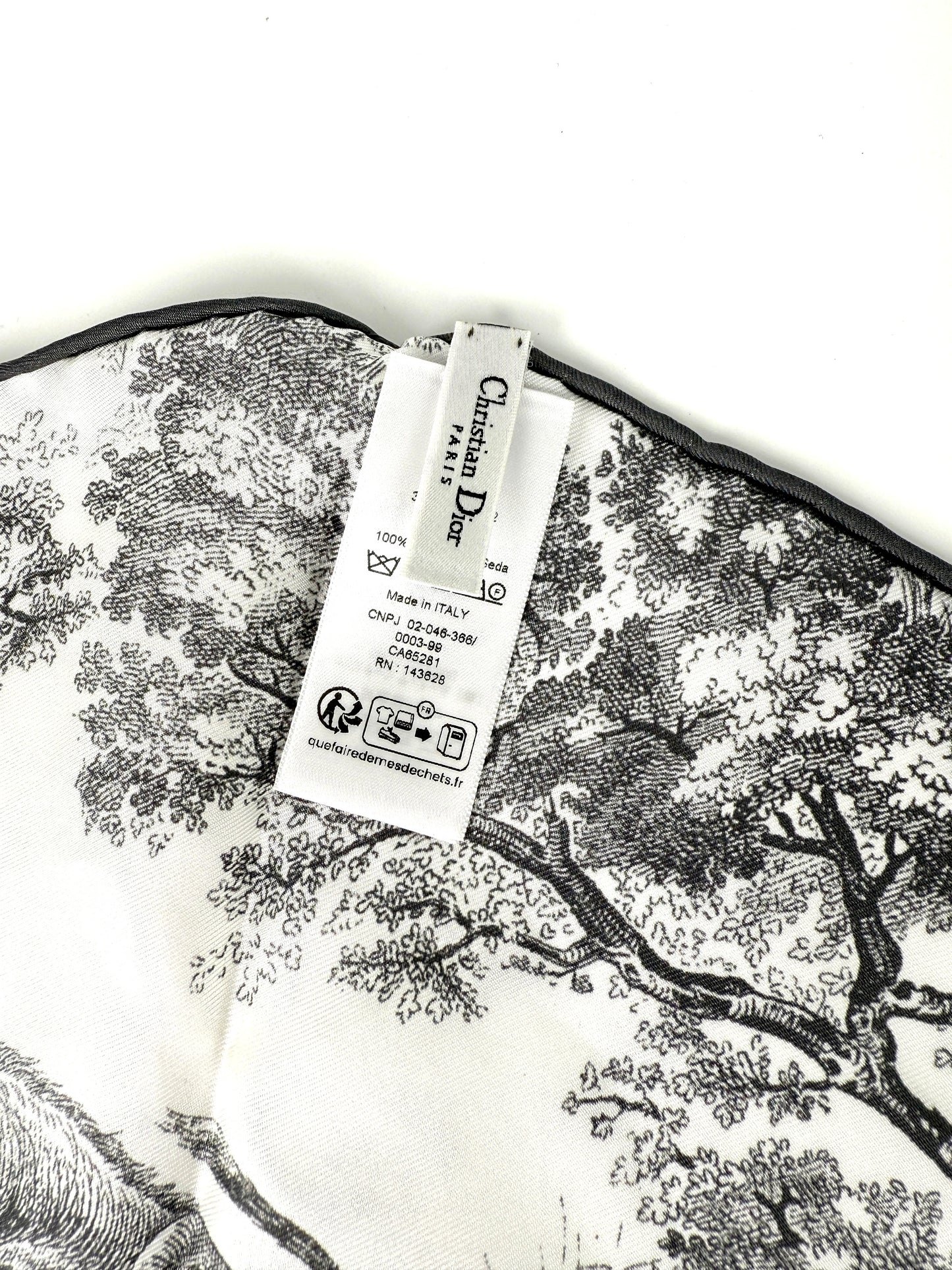New Christian Dior Toile de Jouy Sauvage Diamond Silk Gray White Scarf