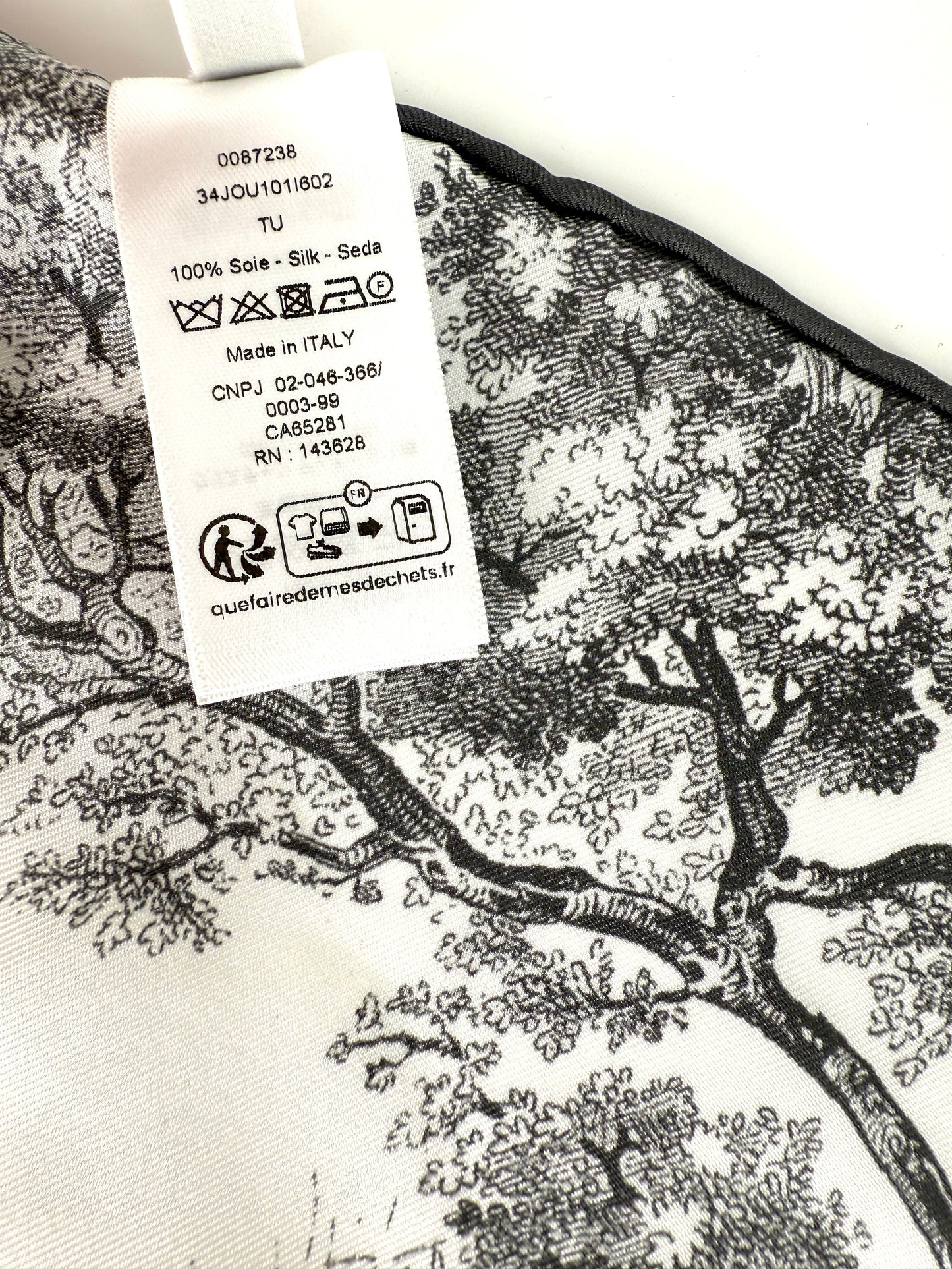 New Christian Dior Toile de Jouy Sauvage Diamond Silk Gray White Scarf