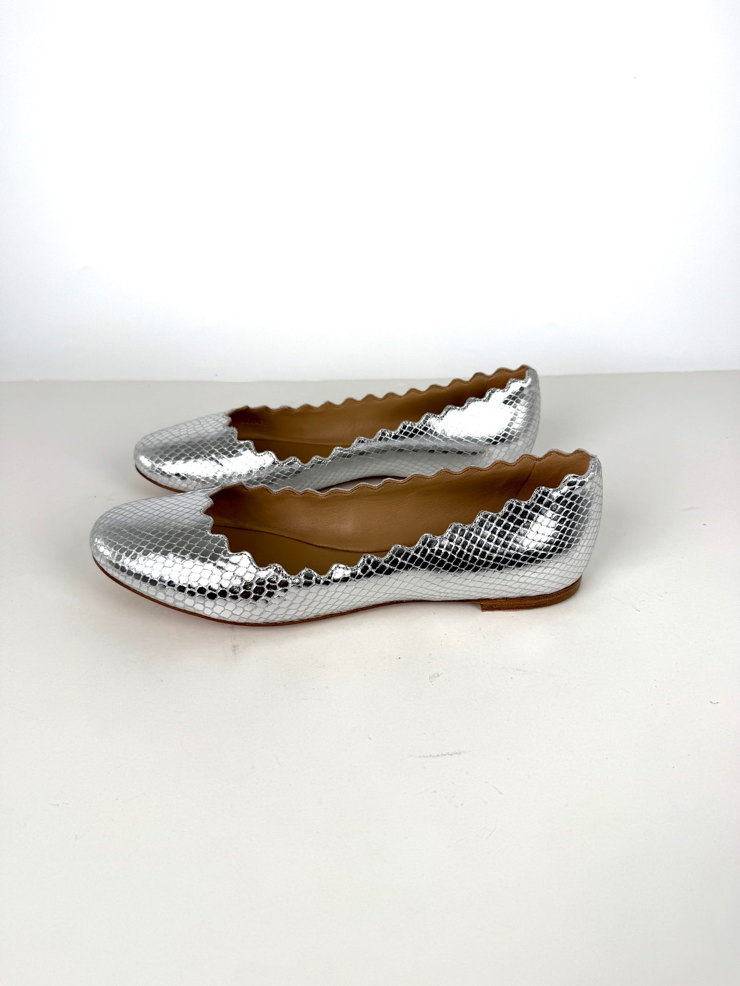 CHLOE Lauren Scalloped Ballet Silver Leather Flat Shoes 38, 7.5