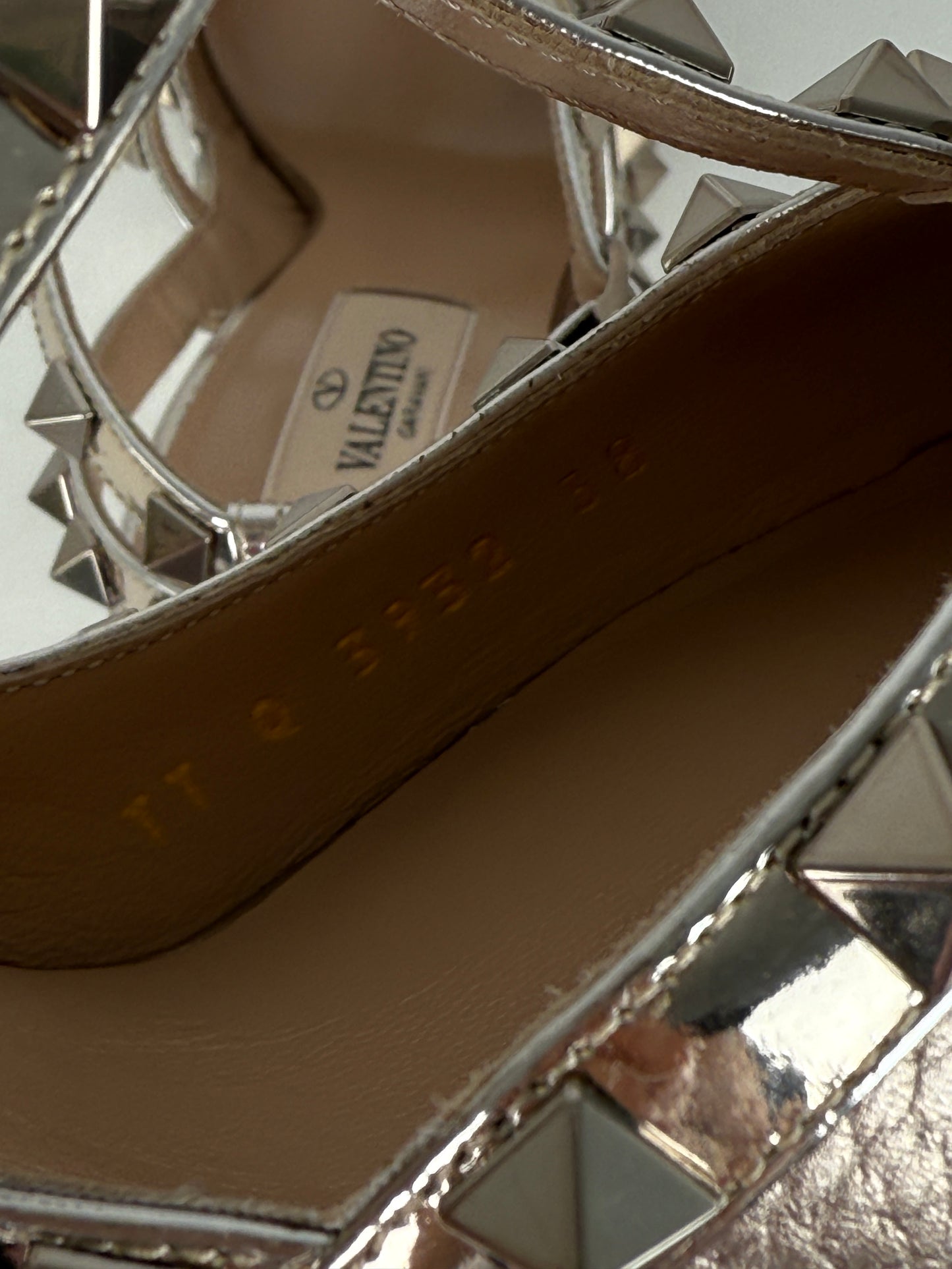 New VALENTINO Rockstud T Strap Pewter Silver Leather Ankle Strap Heel Pumps 38, 8