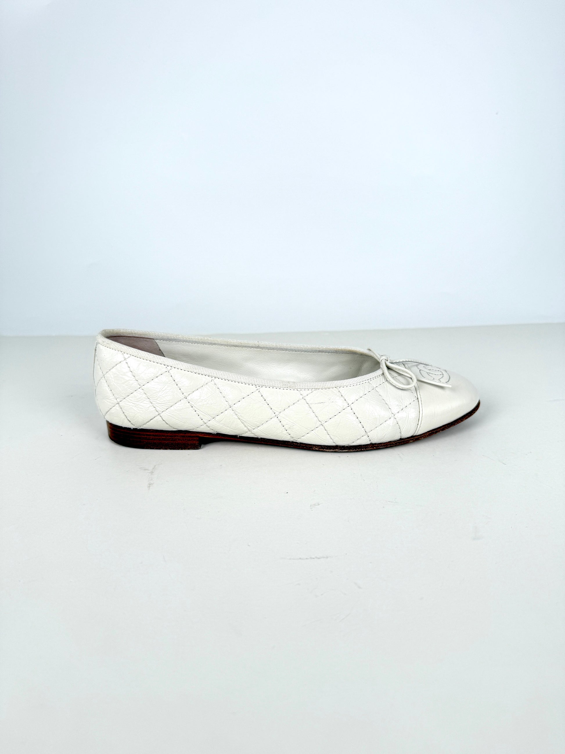 CHANEL White Cap Toe Quilted Leather Classic Flats 38, 7.5