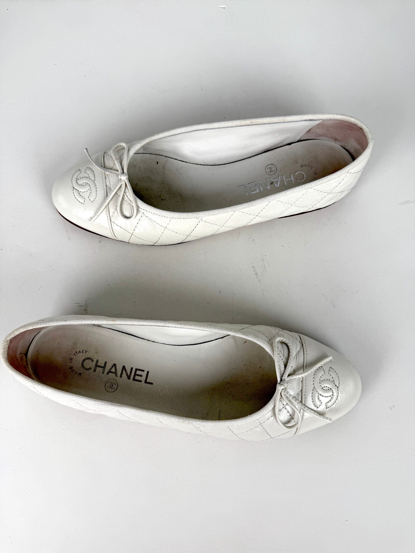 CHANEL White Cap Toe Quilted Leather Classic Flats 38, 7.5