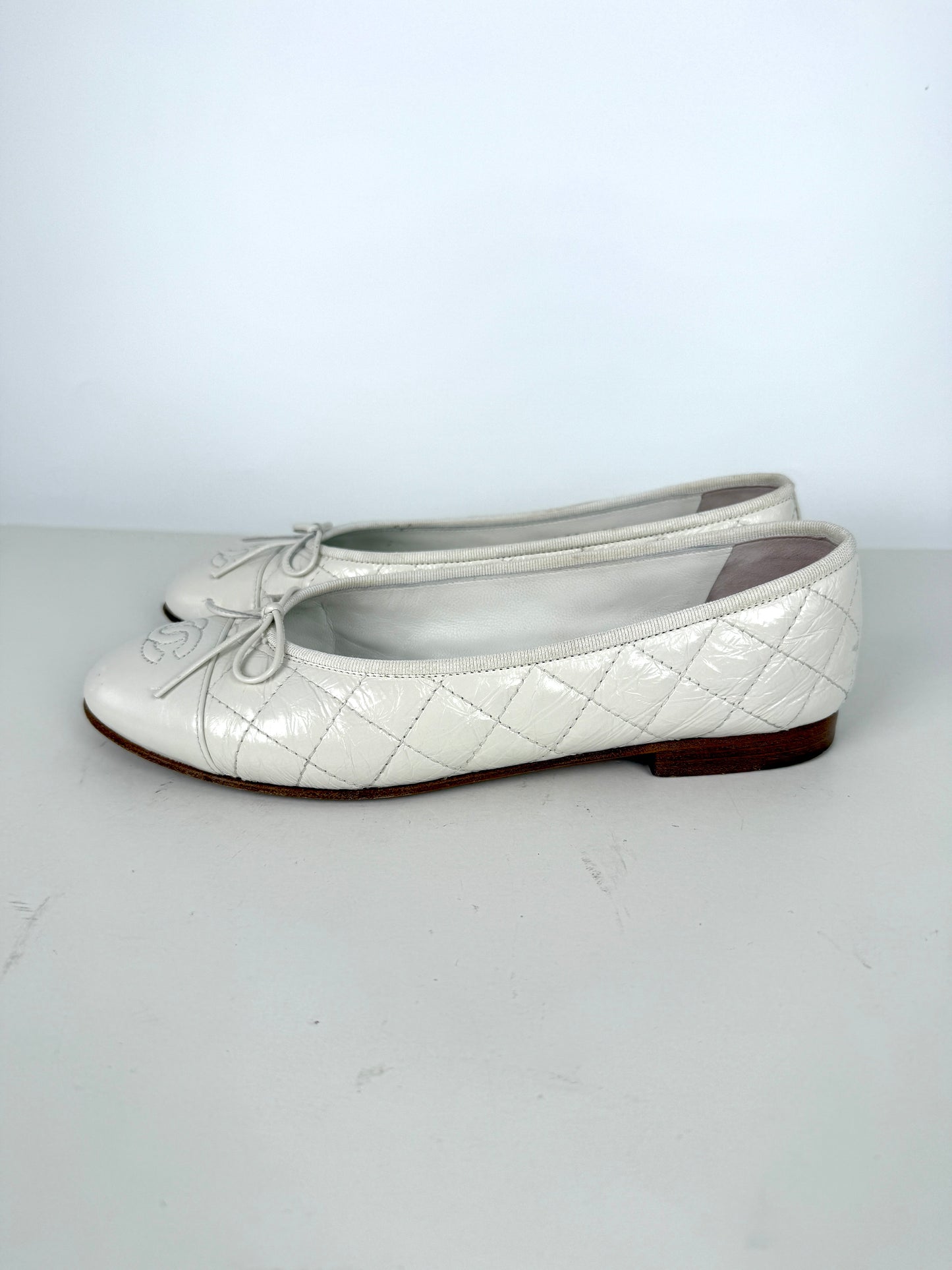 CHANEL White Cap Toe Quilted Leather Classic Flats 38, 7.5