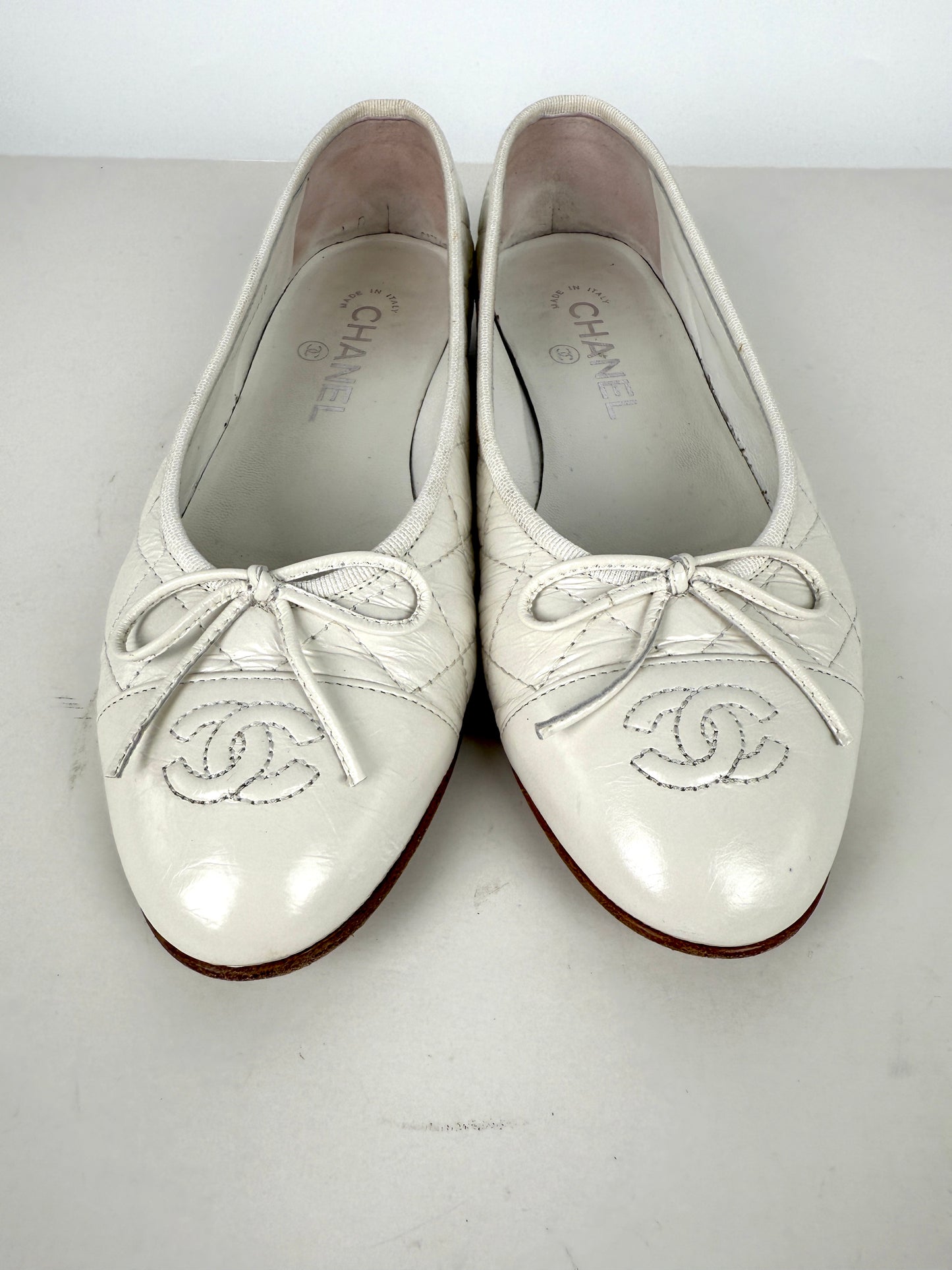 CHANEL White Cap Toe Quilted Leather Classic Flats 38, 7.5