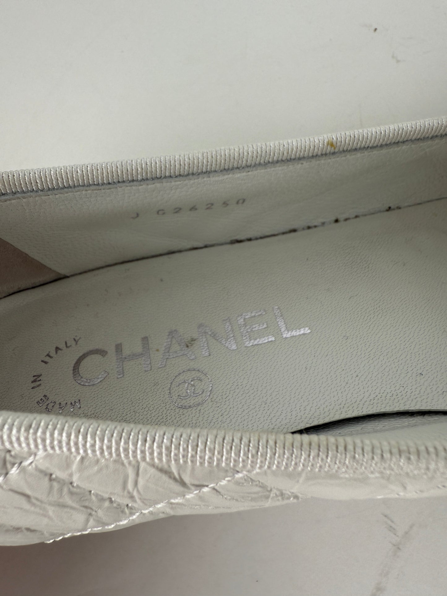 CHANEL White Cap Toe Quilted Leather Classic Flats 38, 7.5
