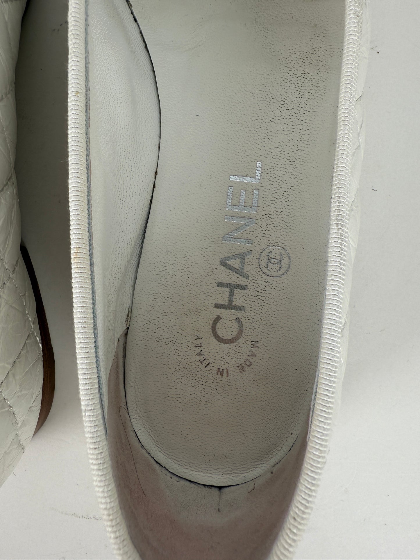 CHANEL White Cap Toe Quilted Leather Classic Flats 38, 7.5