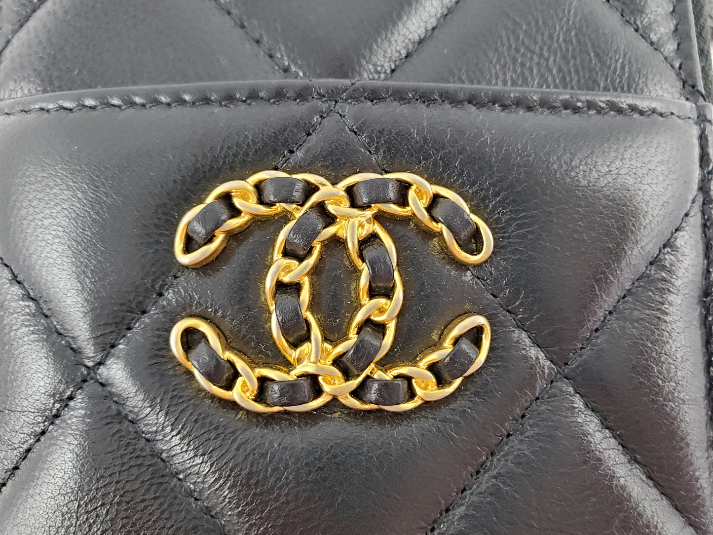 CHANEL 19 2020 Black Goatskin Quilted Phone Card Holder