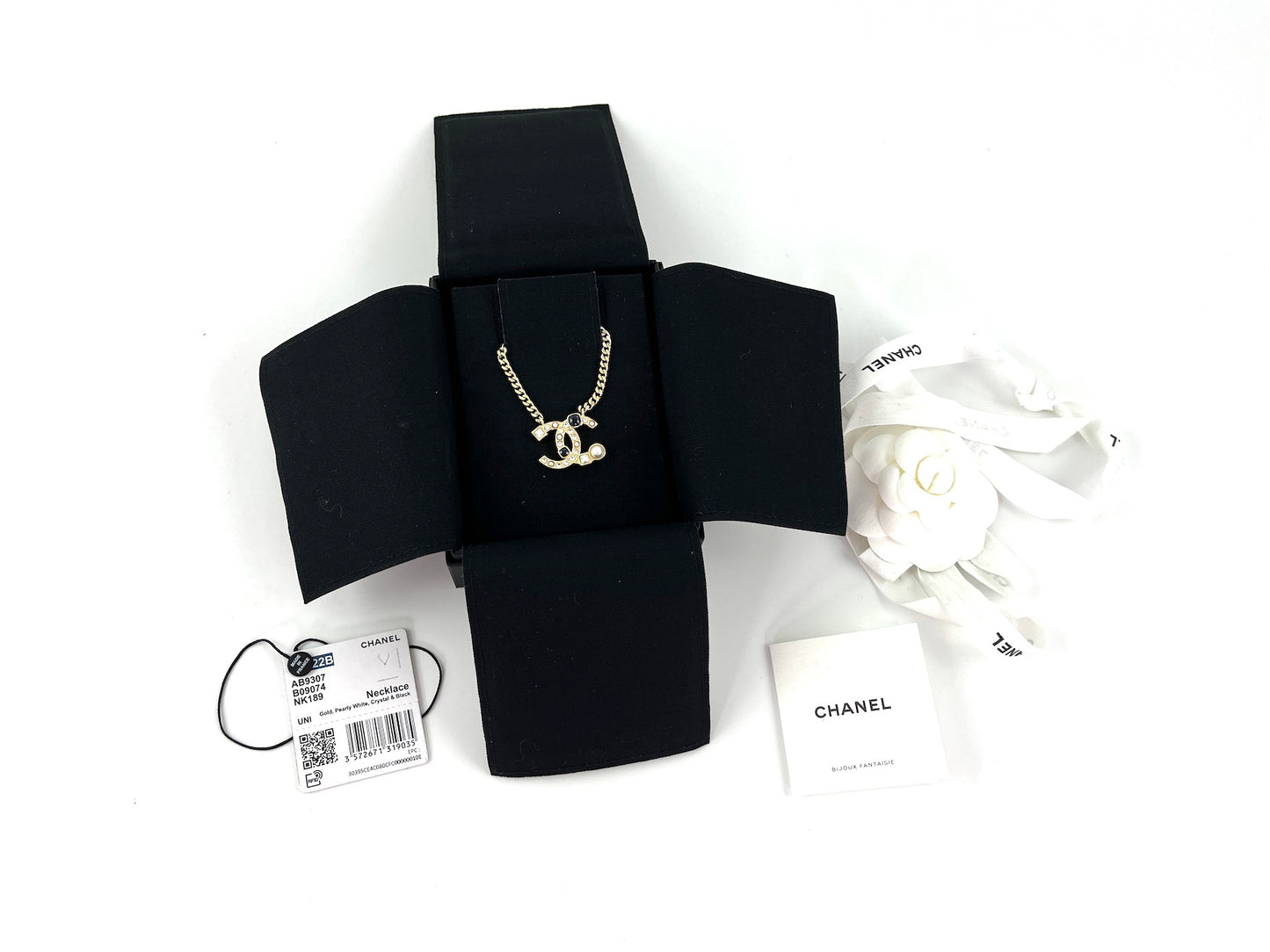 New CHANEL Pale Gold 2022 Crystal Faux Pearl Pendant Necklace
