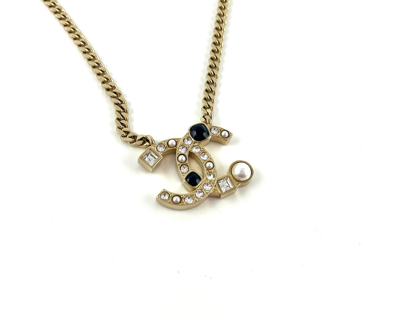 New CHANEL Pale Gold 2022 Crystal Faux Pearl Pendant Necklace