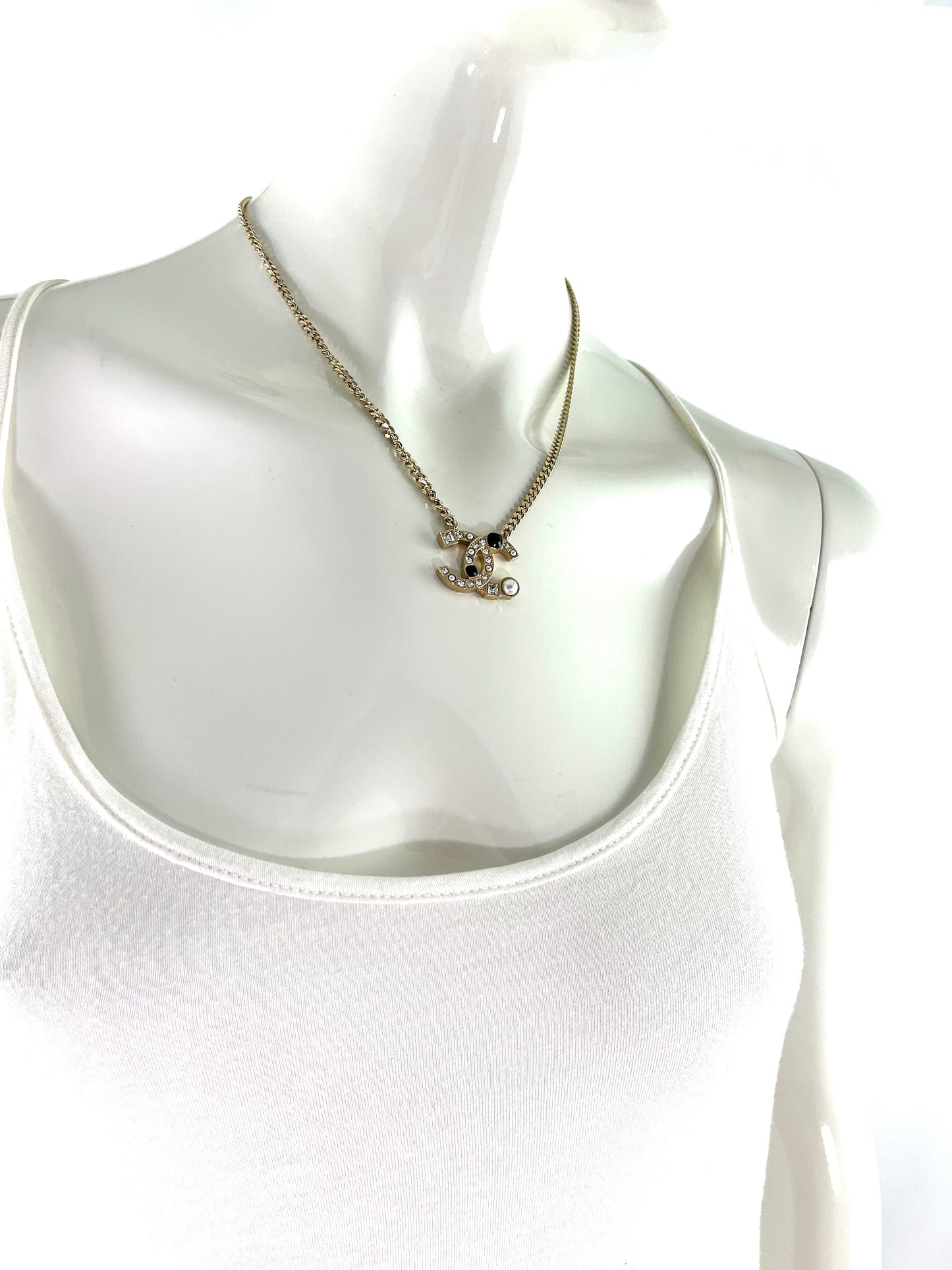 New CHANEL Pale Gold 2022 Crystal Faux Pearl Pendant Necklace