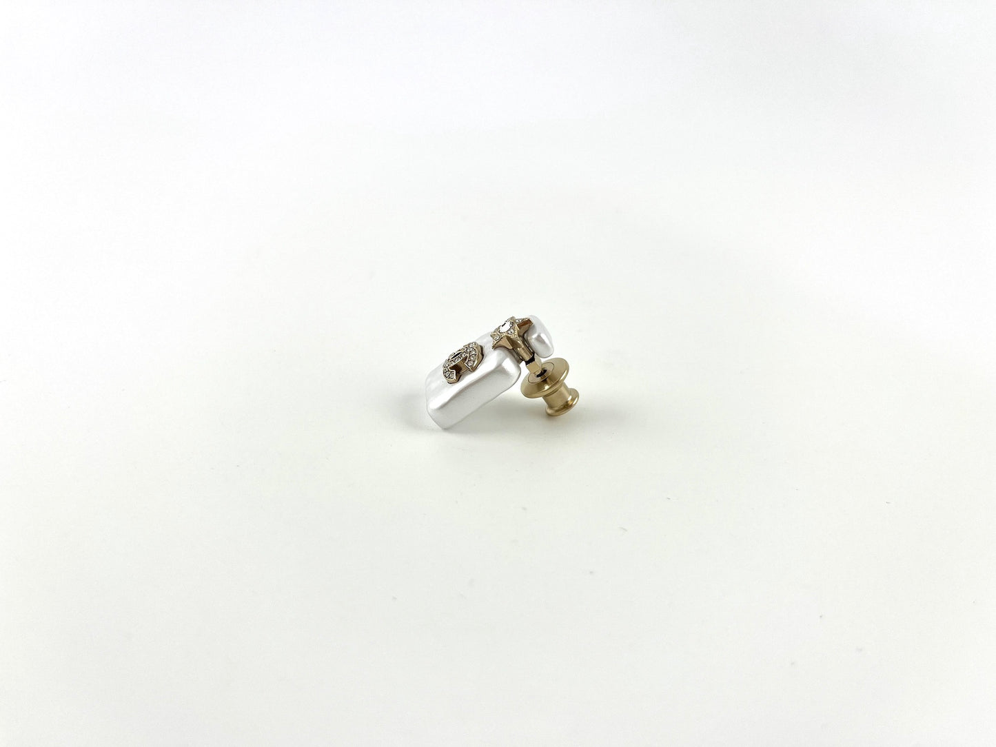 New CHANEL 2023 Perfume Bottle Crystal Pin