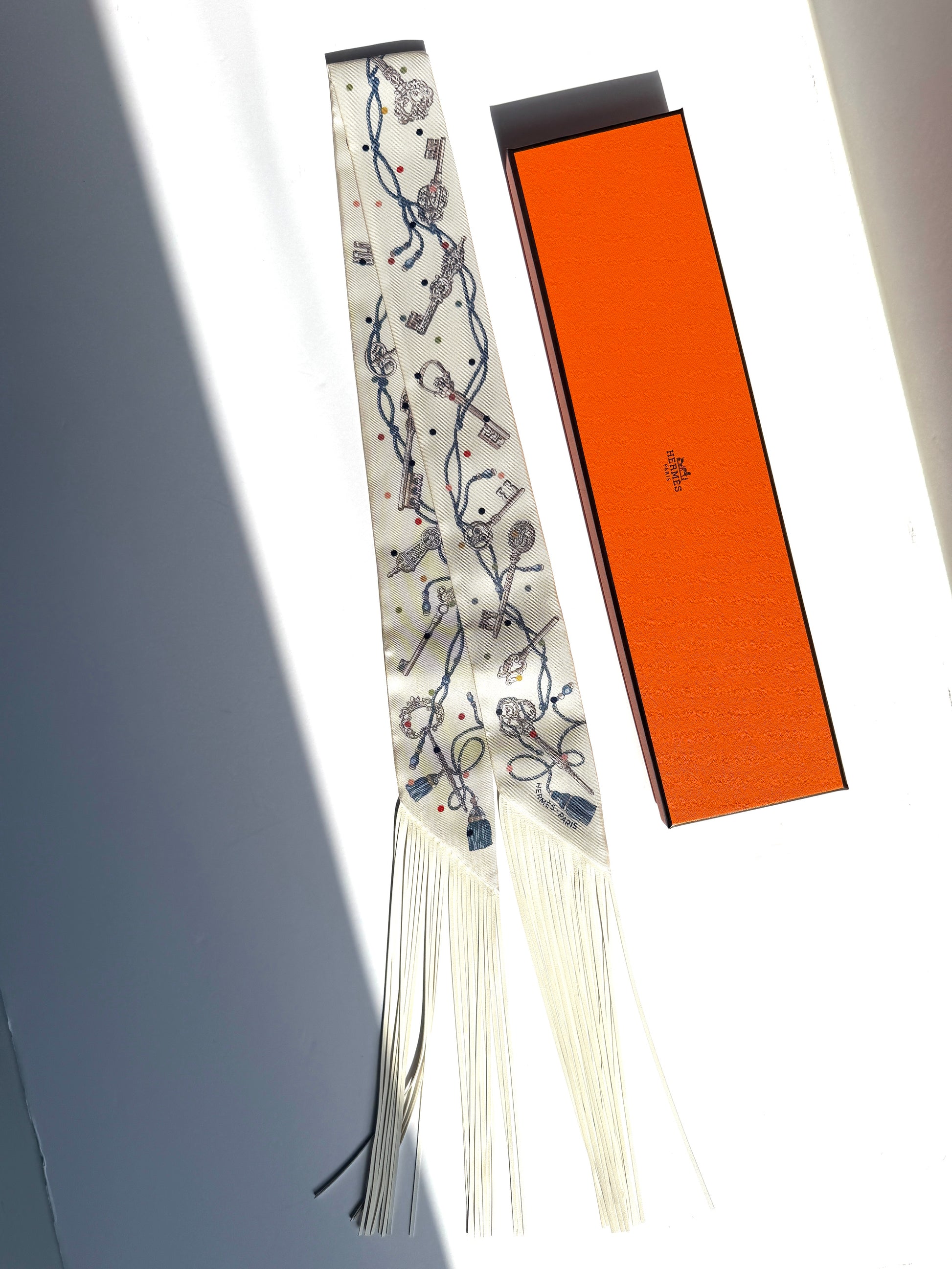HERMES Les Cles a Pois Creme Gris Perle Silk Calfskin Leather Fringes Twilly Scarf New