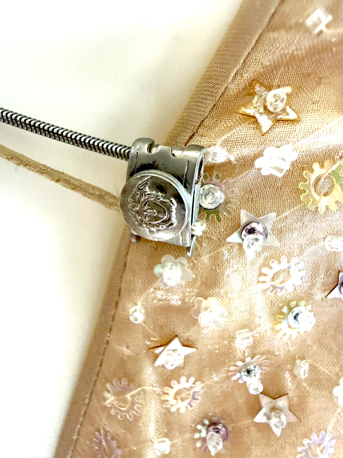 Gianni Versace Couture Era Vintage 1996 Sequin Embroidered Light Beige Donna Evening Open Back Gown 42
