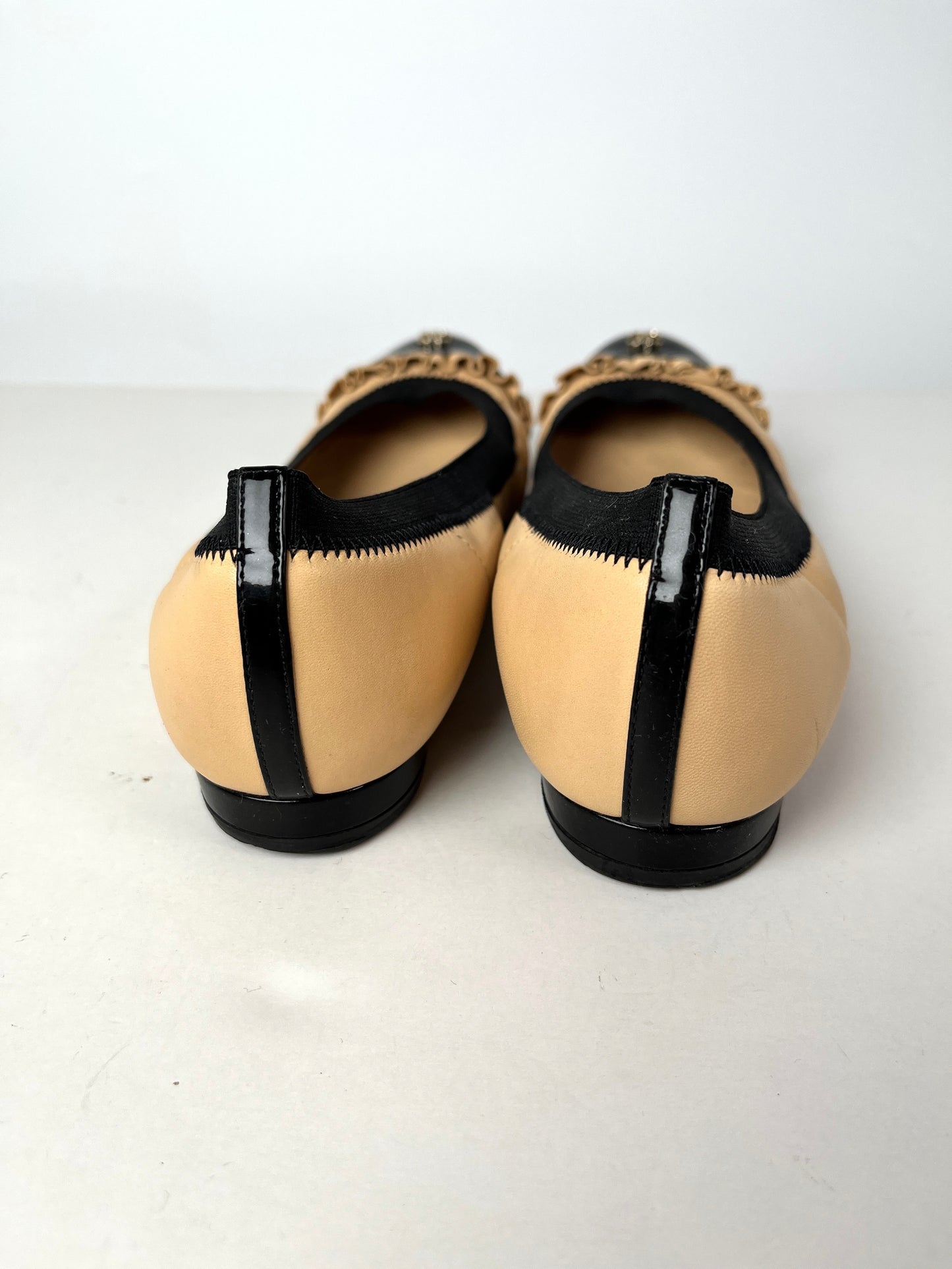 CHANEL Bicolor CC Logo Beige Black Ruffle Ballerina Leather Flats 37.5 7