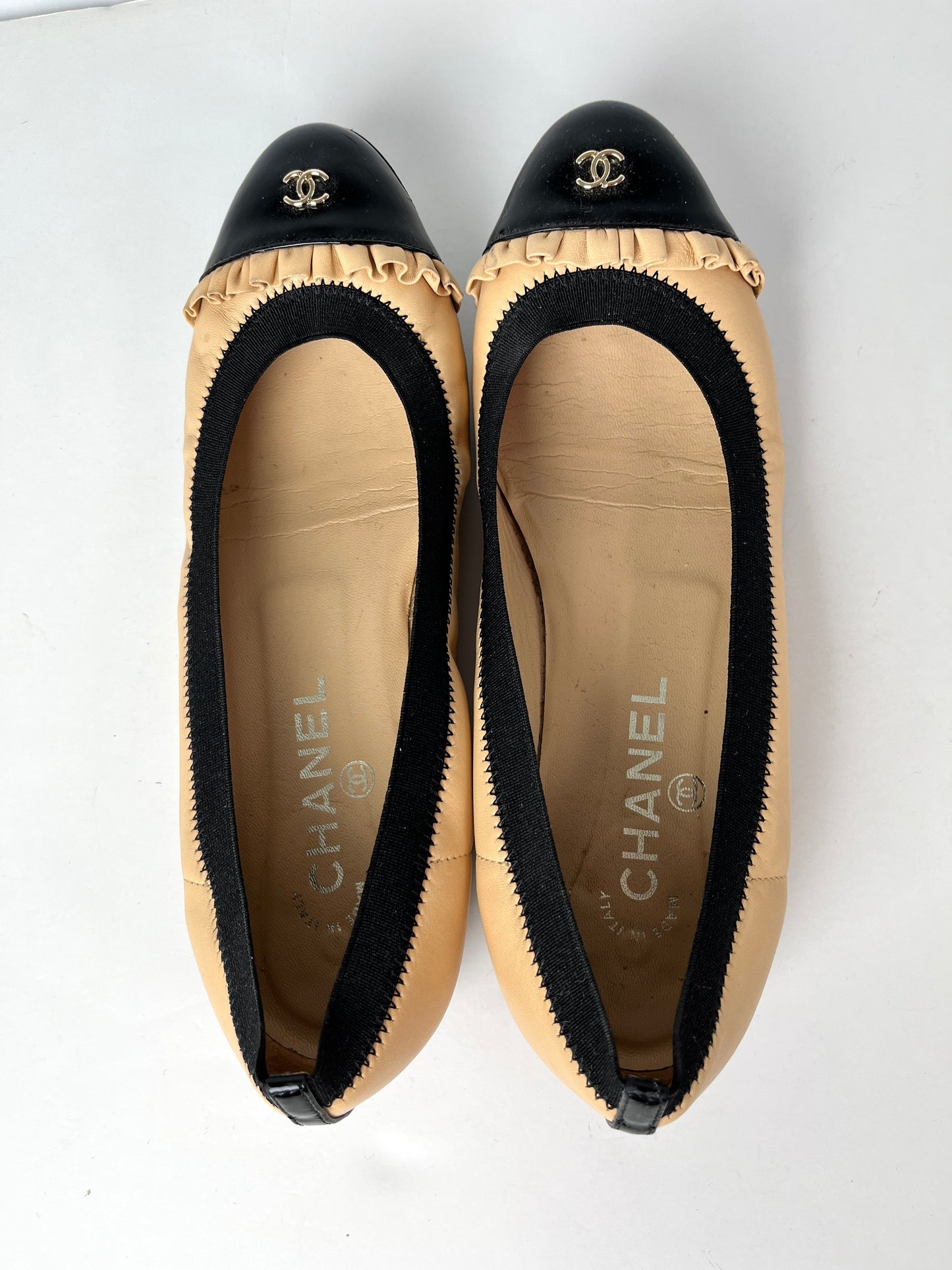 CHANEL Bicolor CC Logo Beige Black Ruffle Ballerina Leather Flats 37.5 7