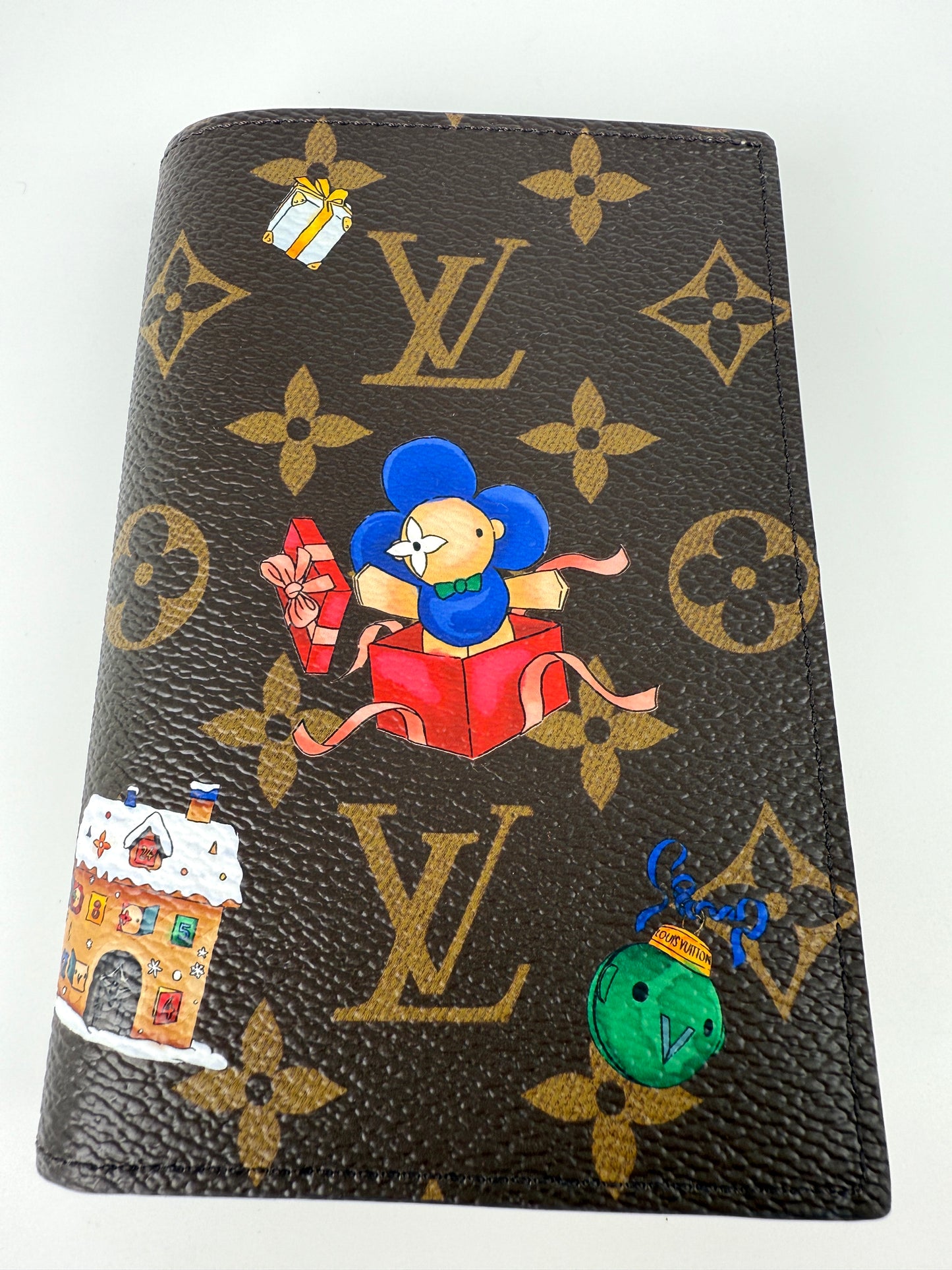 New LOUIS VUITTON Passport Cover Monogram Vivienne 2025 Print