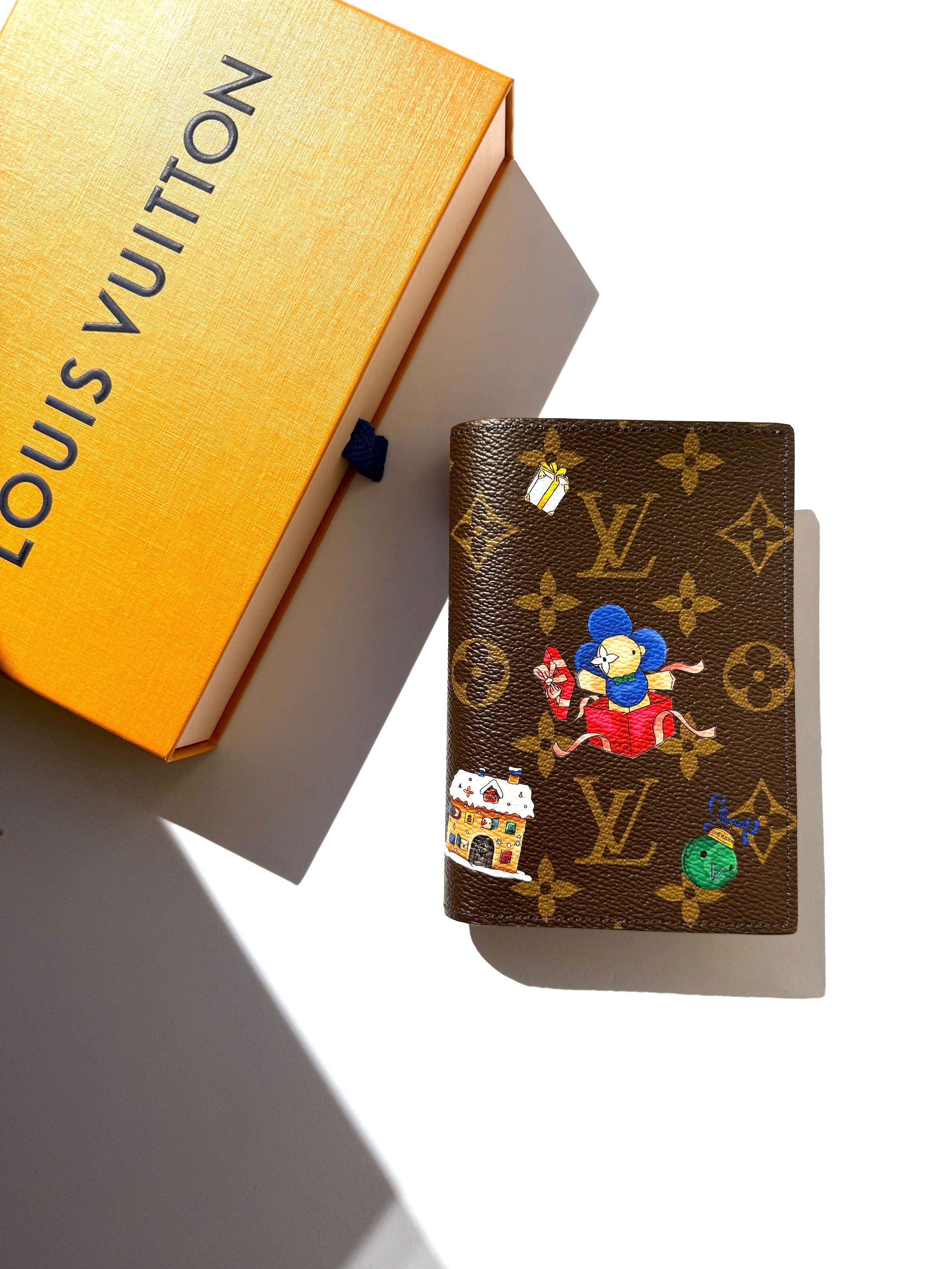 New LOUIS VUITTON Passport Cover Monogram Vivienne 2025 Print