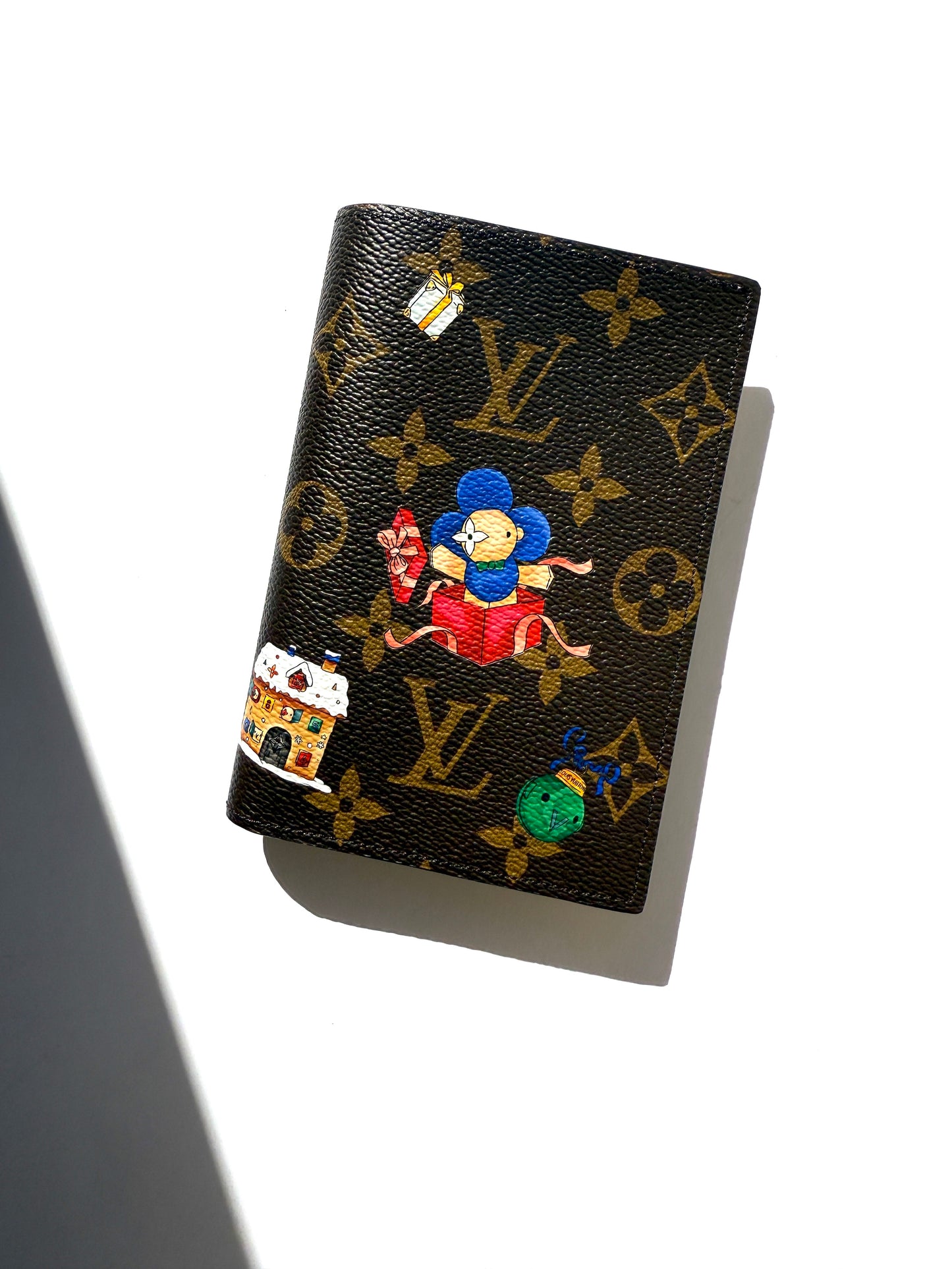 New LOUIS VUITTON Passport Cover Monogram Vivienne 2025 Print