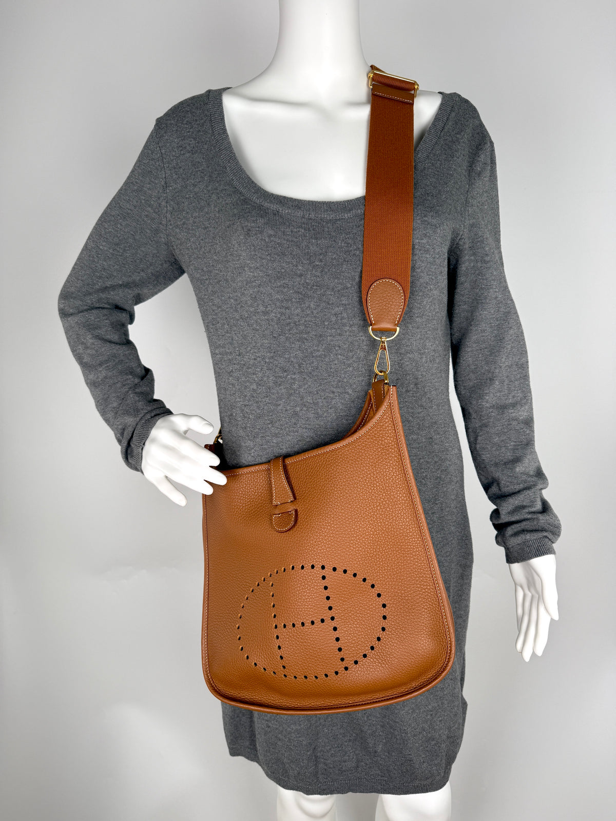HERMES 29 Taurillon Clemence Evelyne III PM Gold on Gold Hardware 2025 Crossbody Bag