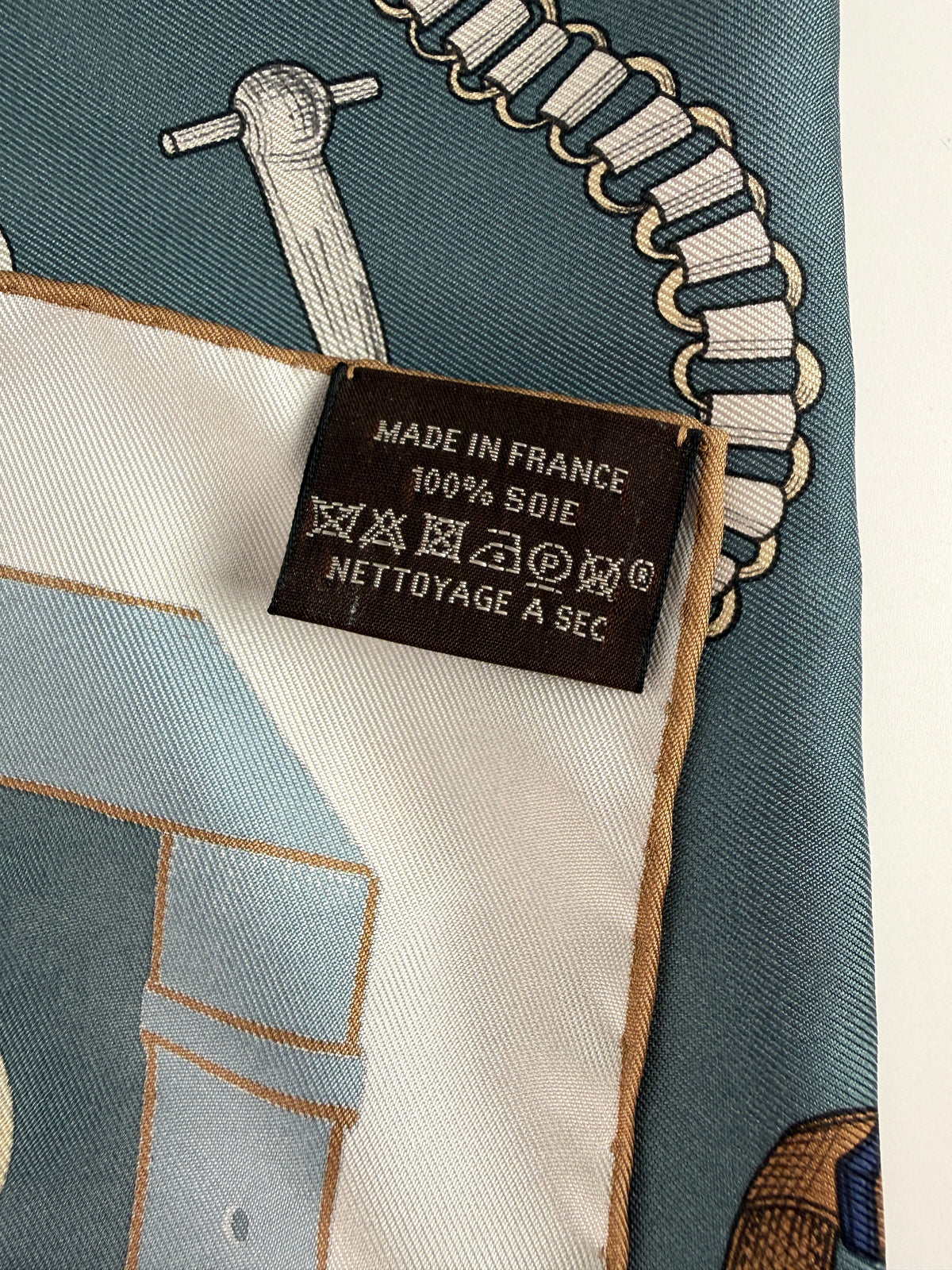 HERMES Les Chevaux Dechaines Square 90 cm Ardoise Clair Corail Gris Gray Silk Scarf