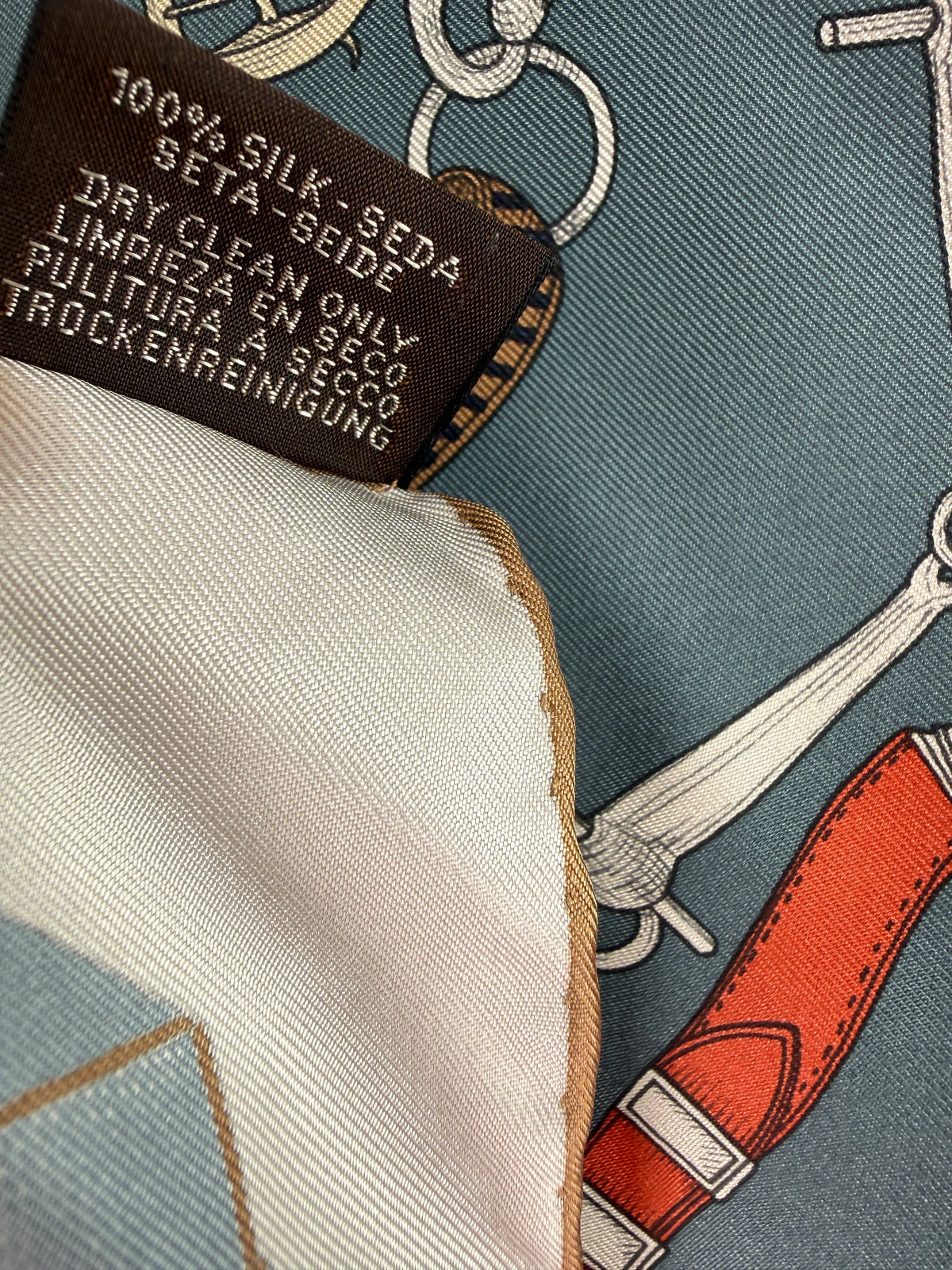 HERMES Les Chevaux Dechaines Square 90 cm Ardoise Clair Corail Gris Gray Silk Scarf