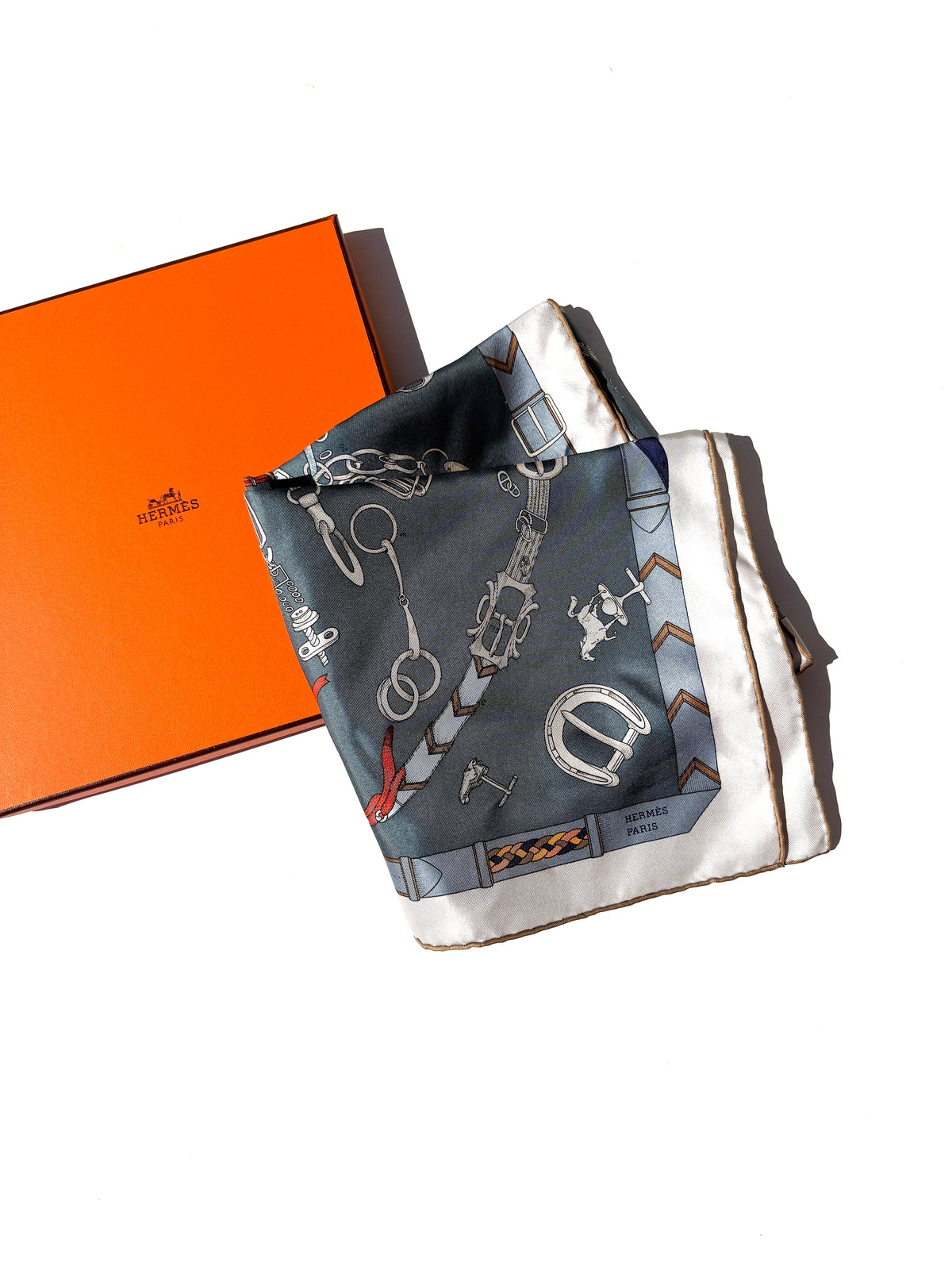 HERMES Les Chevaux Dechaines Square 90 cm Ardoise Clair Corail Gris Gray Silk Scarf