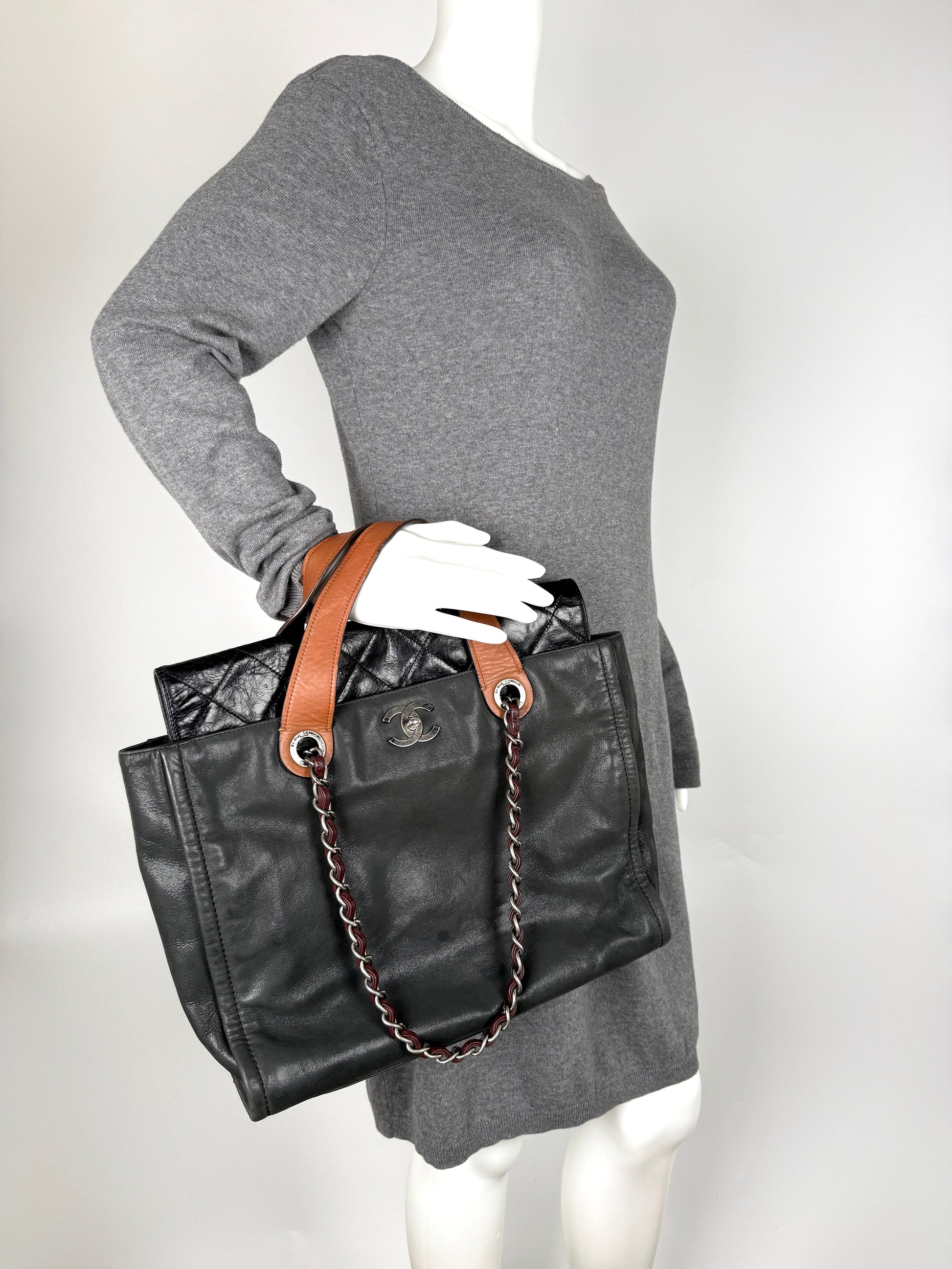 CHANEL Portobello In the Mix Soft CC Turn lock Black Brown Iridescent Leather Shoulder Tote Bag
