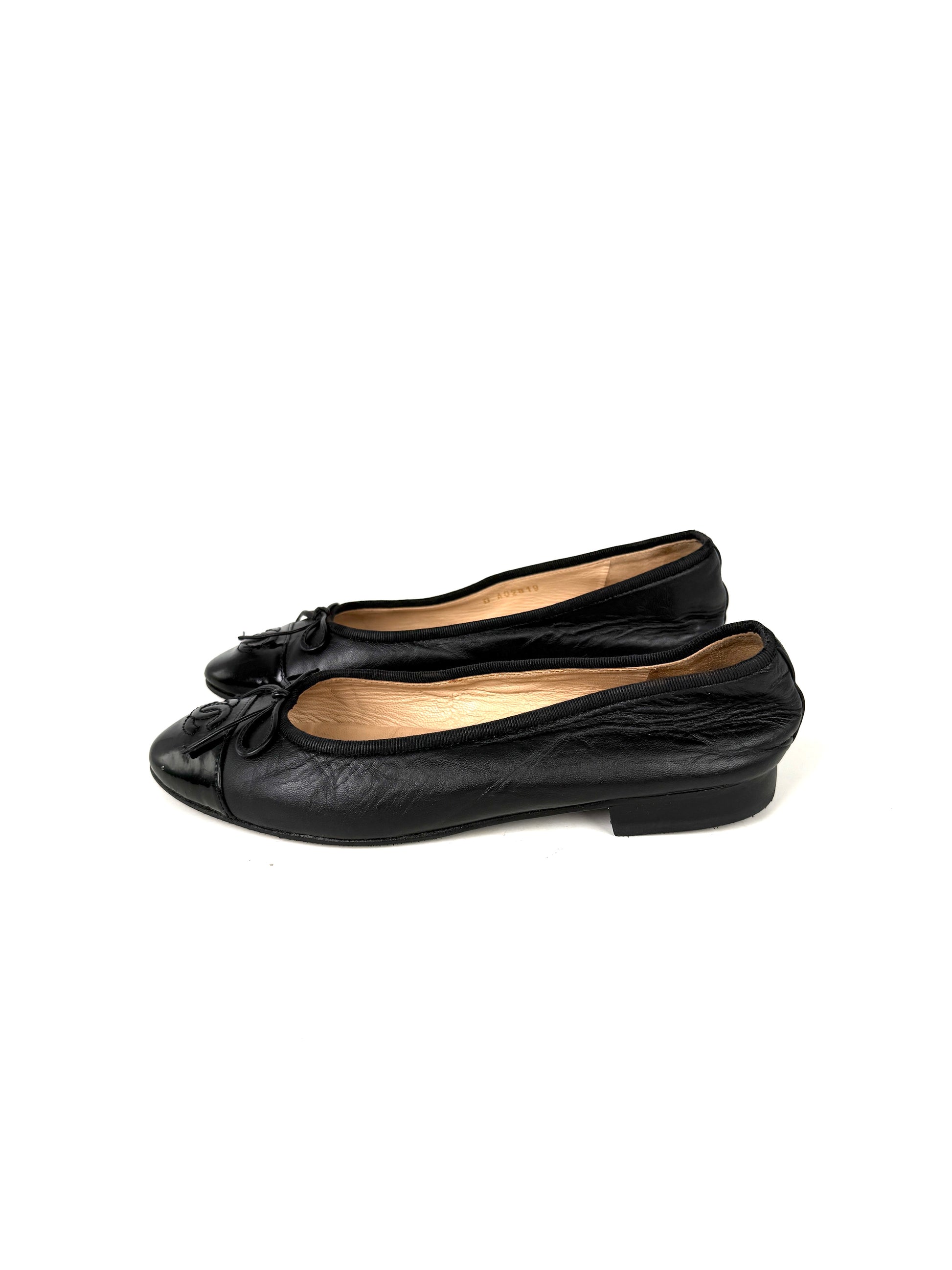CHANEL Black Cap toe Classic CC Logo Leather Flats 37 6.5