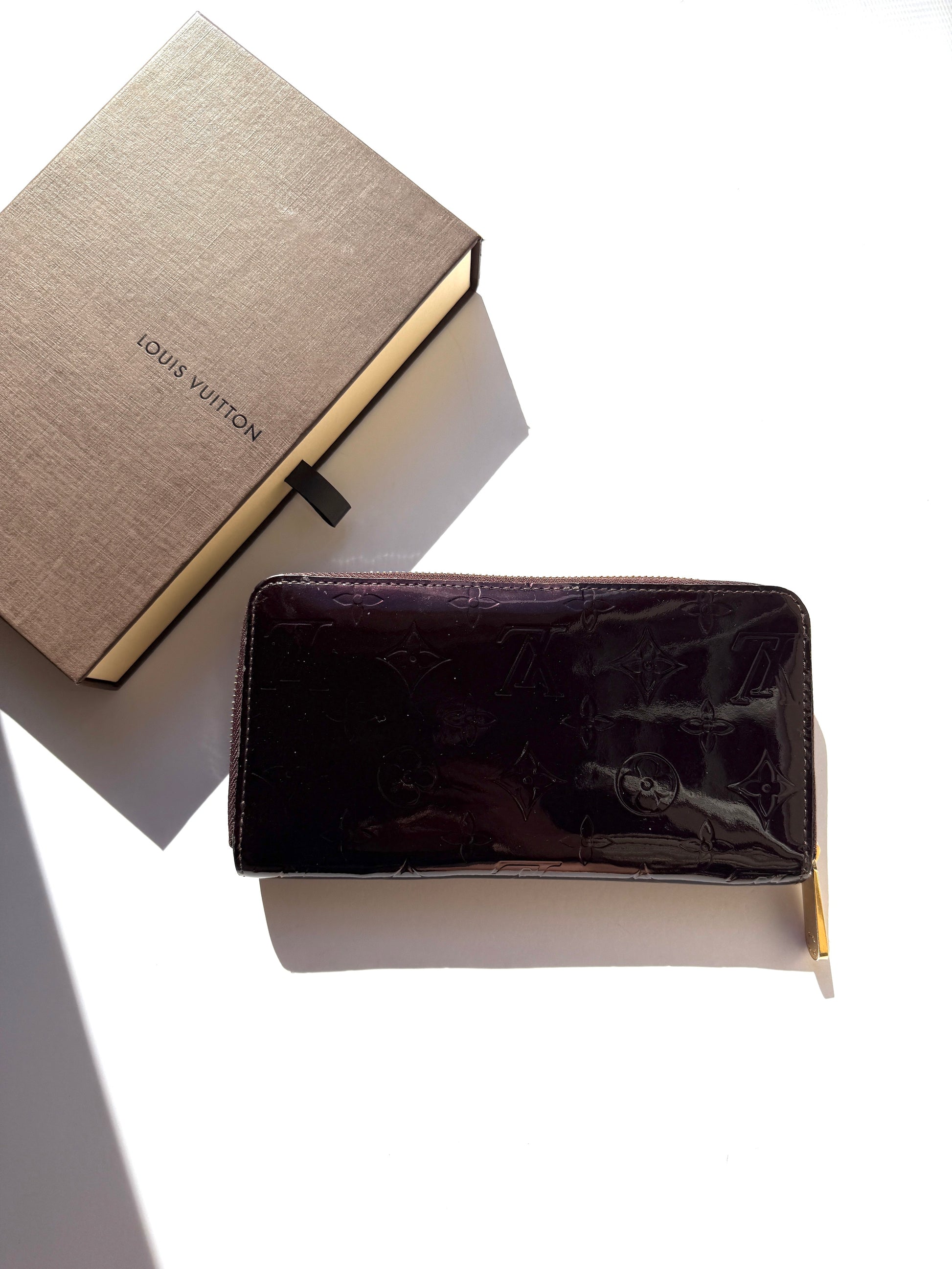 LOUIS VUITTON Vernis Zippy Long Amarante Zip Around Monogram Wallet