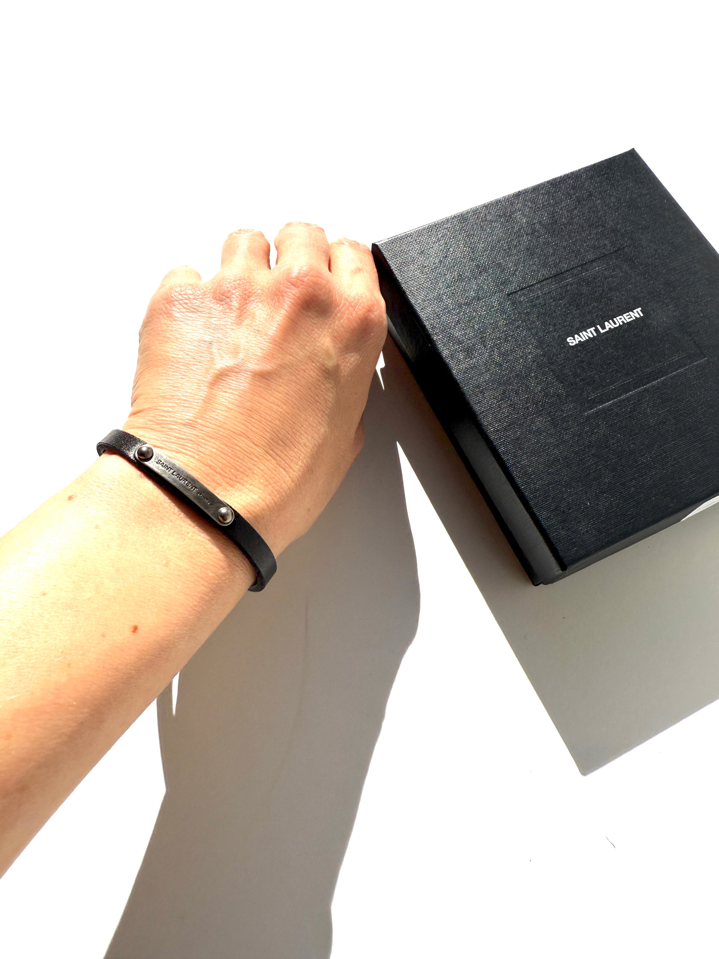 SAINT LAURENT IDプレートブレスレット SAINT LAURENT ID Plaque Wrap Black Leather Bracelet M – Fashion