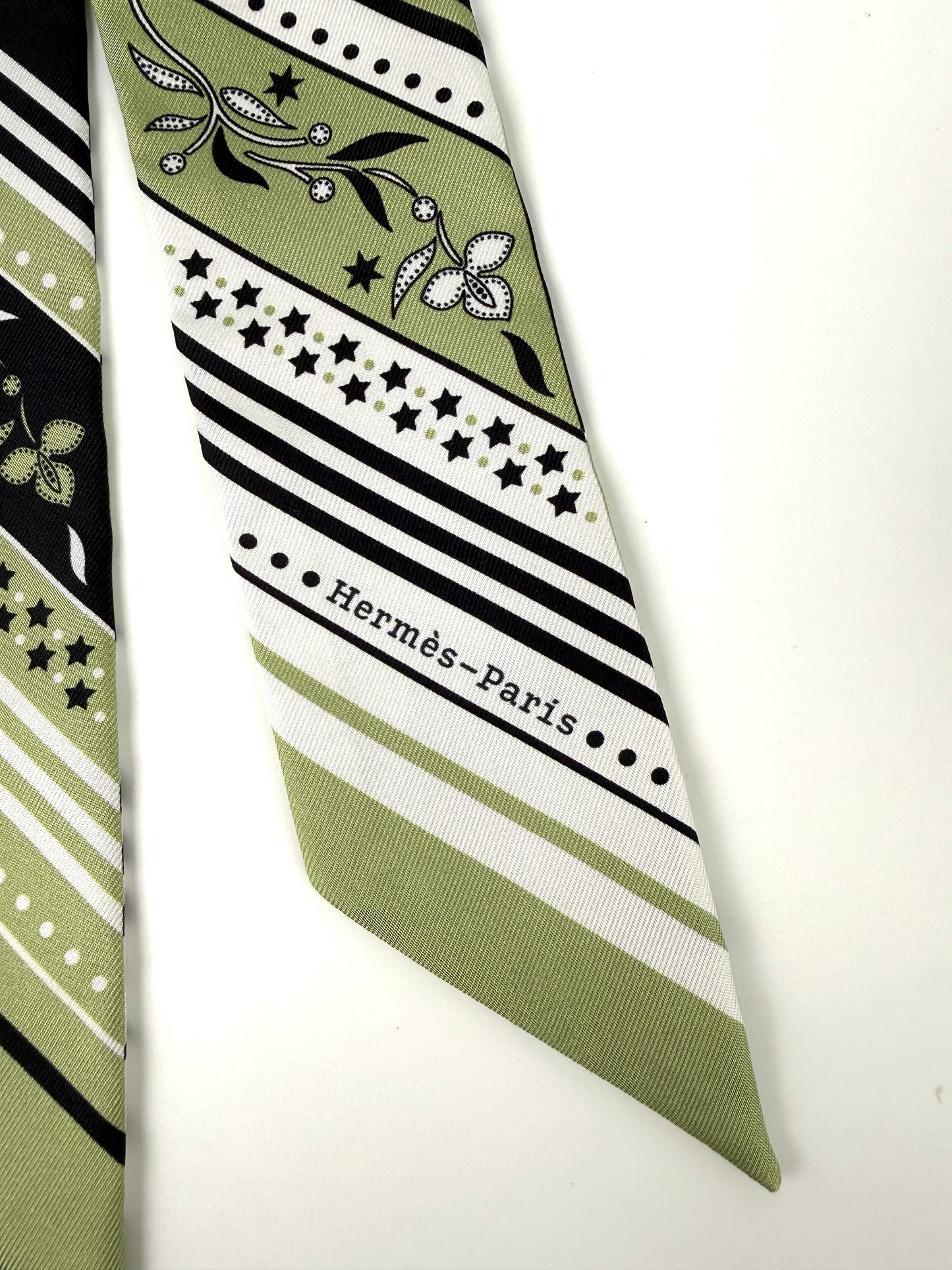 Hermes Festival des Amazones Print Pistachio Green White Black Silk Twilly Scarf New