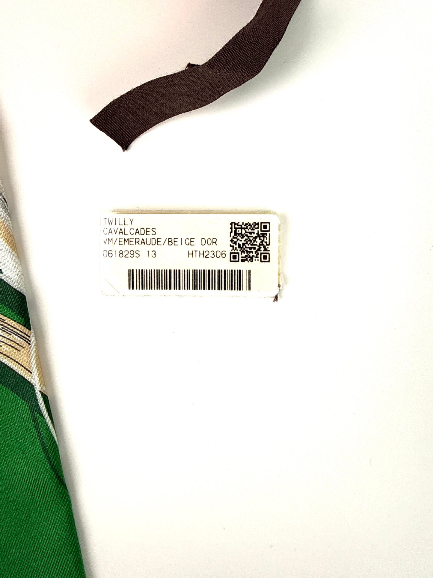 Hermes Cavalcades Print Emeraude Green Beige Dore Silk Twilly Scarf