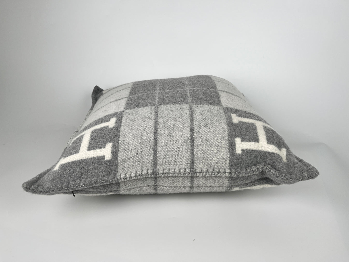 HERMES Wool Cashmere Avalon III Gray Ecru Gris Clair Small Square Pillow