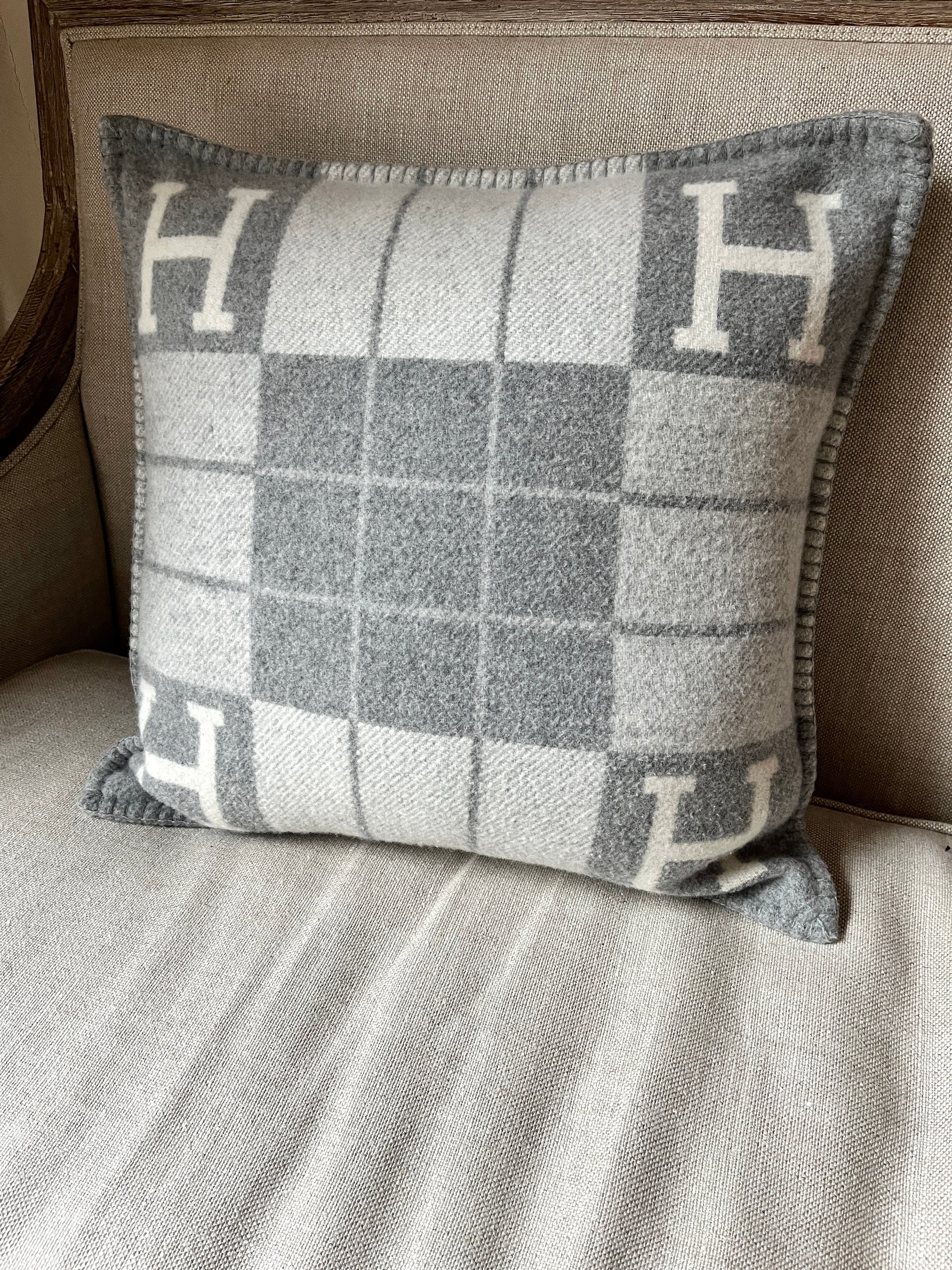 HERMES Wool Cashmere Avalon III Gray Ecru Gris Clair Small Square Pillow