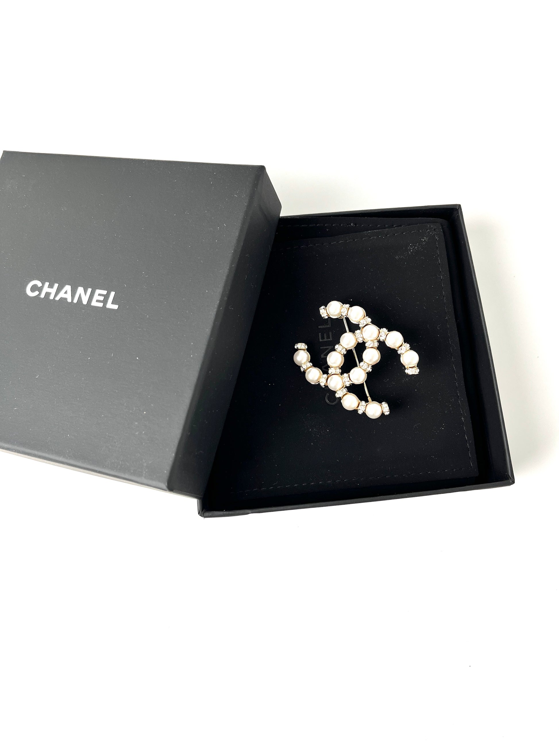 CHANEL Riviera Countess 22 Gold Faux Pearl Crystal CC Logo Brooch