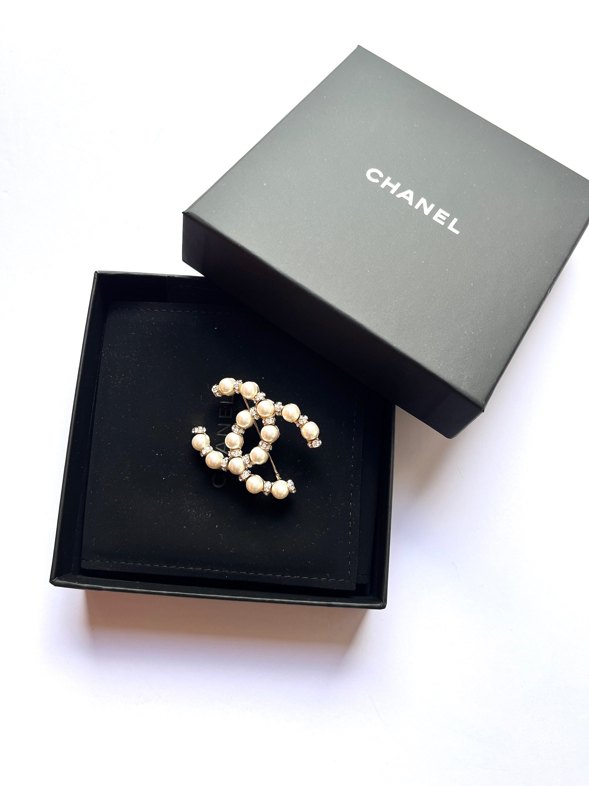 CHANEL Riviera Countess 22 Gold Faux Pearl Crystal CC Logo Brooch