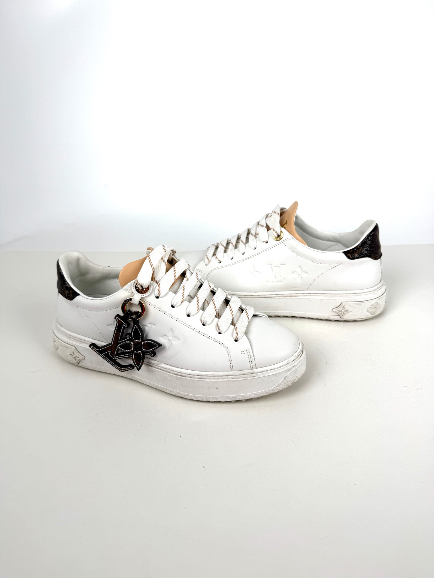 LOUIS VUITTON Time out White Leather Embossed Charm Monogram Sneakers 36.5, 6.5